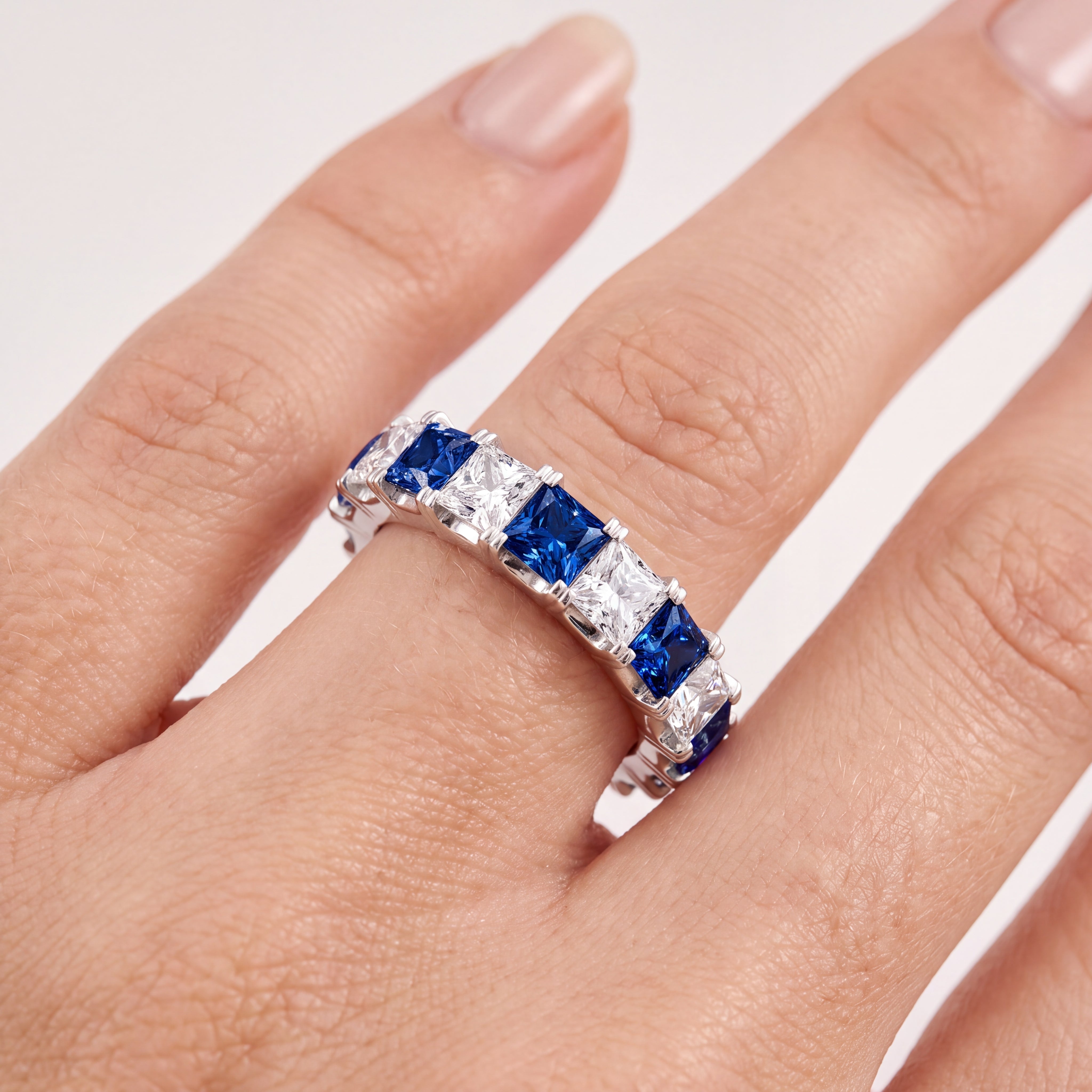 _lifestyle_image@SKU:G1800-LGRP04000004W #metal_10k-white-gold+origin_lab-created