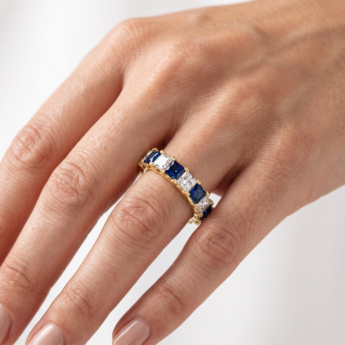 _lifestyle_image@SKU:G1800-LGSP04000004Y #metal_10k-yellow-gold+origin_lab-created