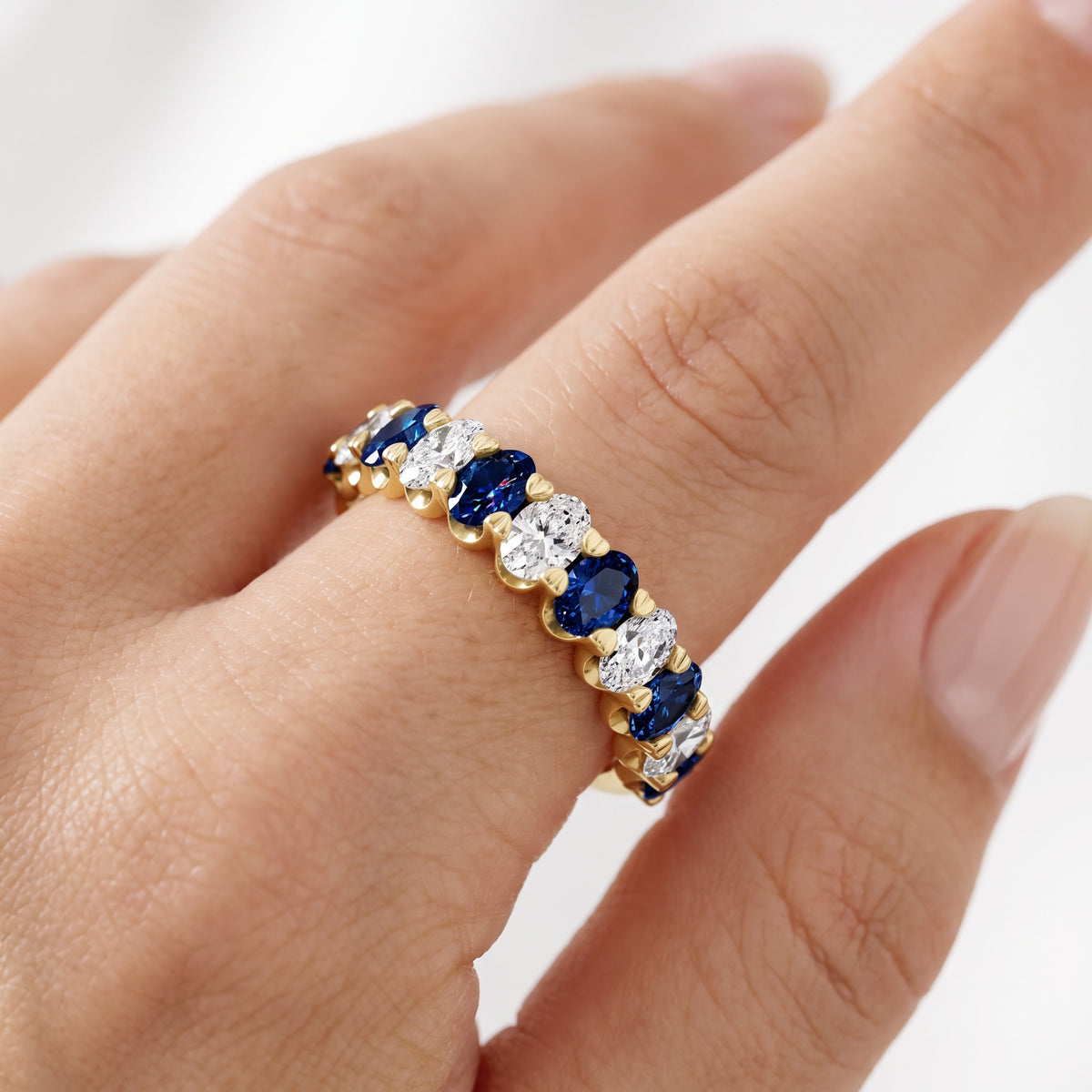 _lifestyle_image@SKU:G3533-LGSO01060004Y #metal_10k-yellow-gold+origin_lab-created
