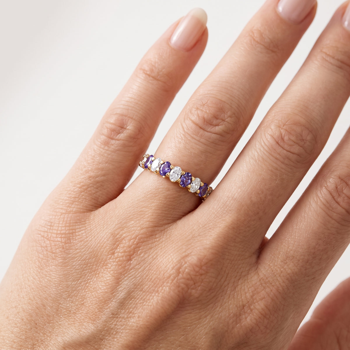_lifestyle_image@SKU:G3533-LGXO01060004Y #metal_10k-yellow-gold+origin_lab-created