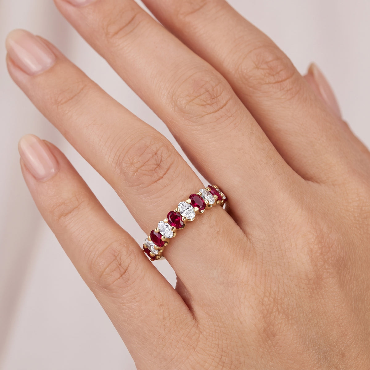 _lifestyle_image@SKU:G3533-LGRO01060004Y #metal_10k-yellow-gold+origin_lab-created