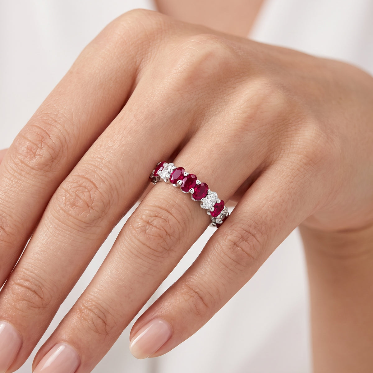 _lifestyle_image@SKU:G3533-LGRO01060004W #metal_10k-white-gold+origin_lab-created