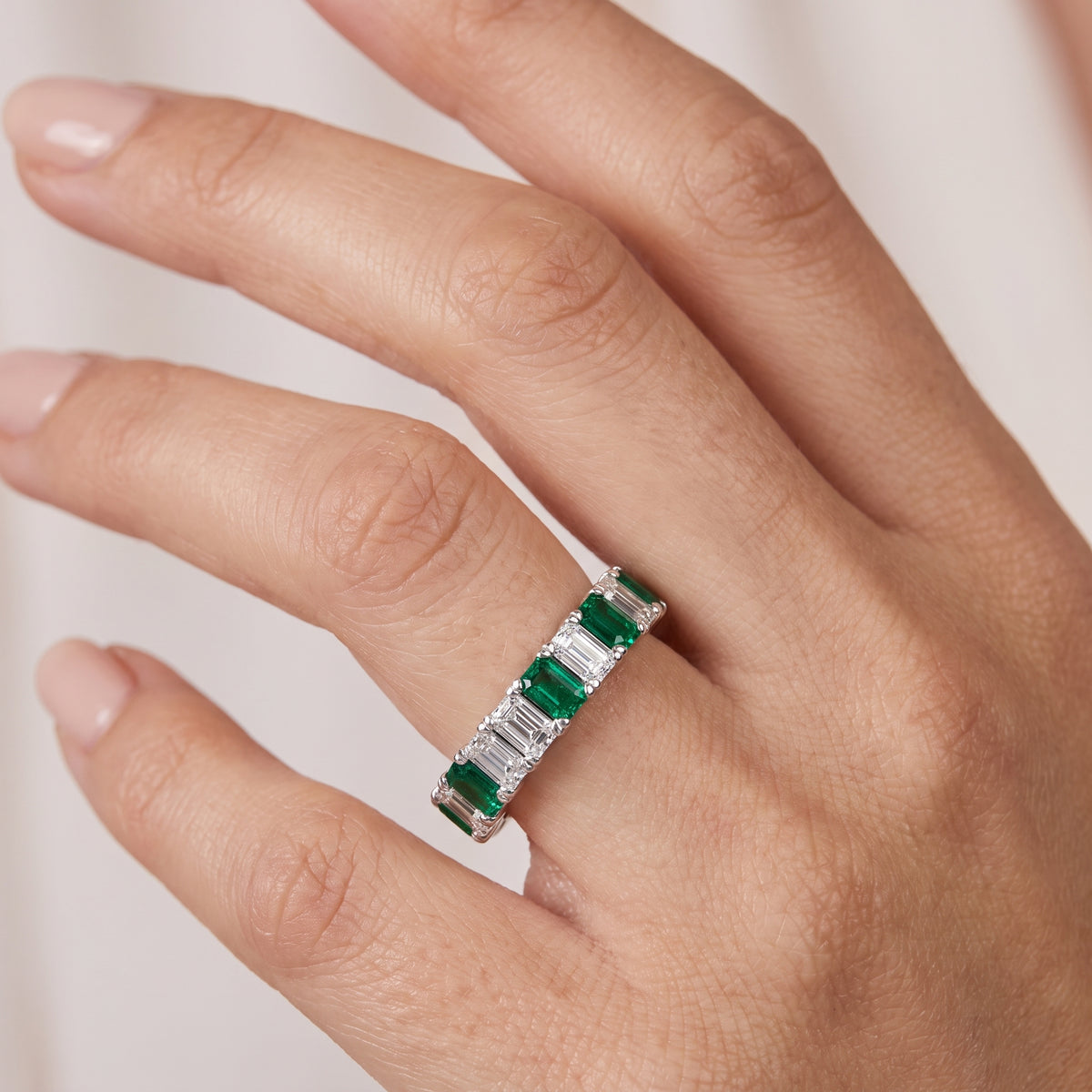 _lifestyle_image@SKU:G3539-LGEE01000004W #metal_10k-white-gold+origin_lab-created