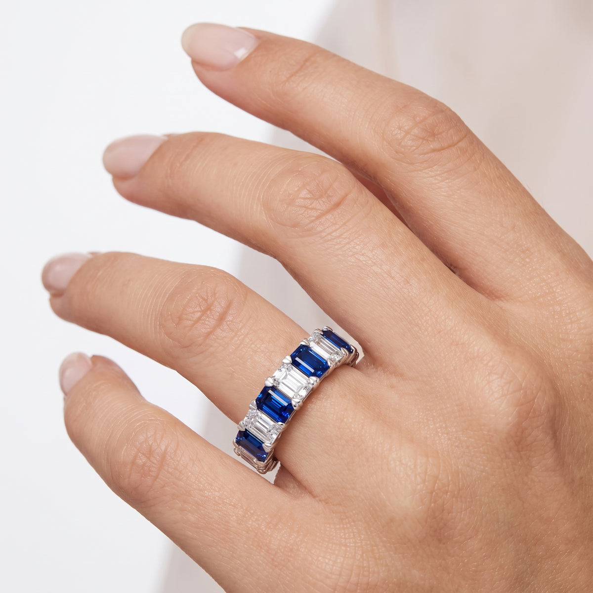 _lifestyle_image@SKU:G3541-LGSE0202000DW #metal_silver+origin_lab-created