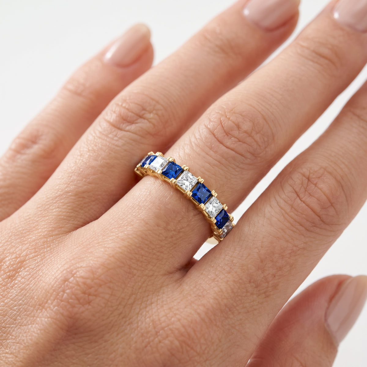 _lifestyle_image@SKU:G3545-LGSP01070004Y #metal_10k-yellow-gold+origin_lab-created