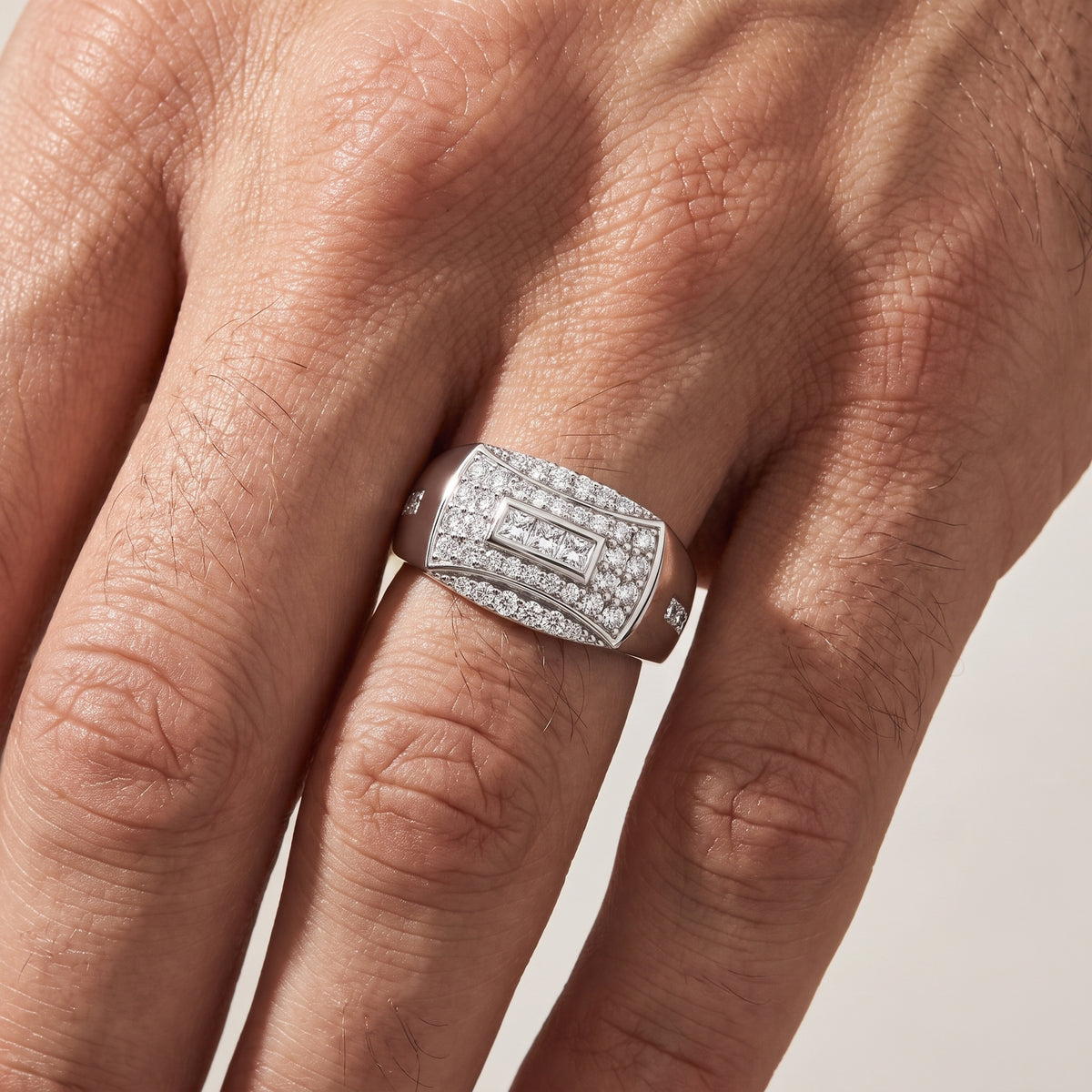 _lifestyle_image@SKU:G4083-LADP01050004W #metal_10k-white-gold+origin_lab-grown+quality_g-si
