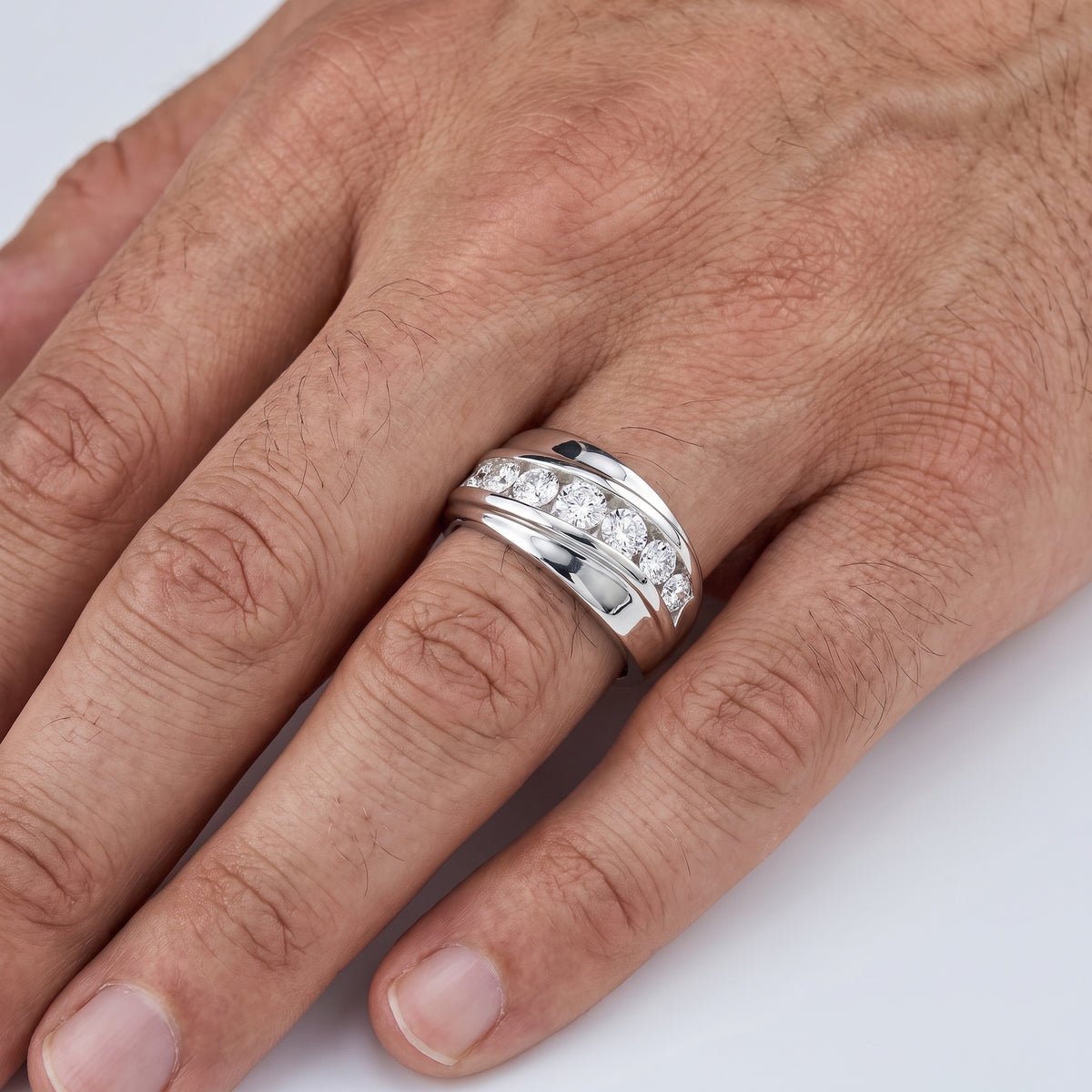 _lifestyle_image@SKU:G5984-LADR0155000DW #metal_silver+origin_lab-grown+quality_g-si