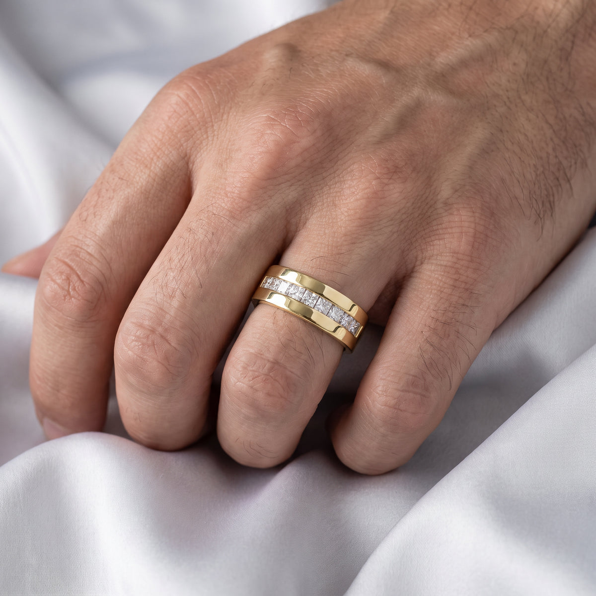 _lifestyle_image@SKU:G7769-LADP01350004Y #metal_10k-yellow-gold+origin_lab-grown+quality_g-si