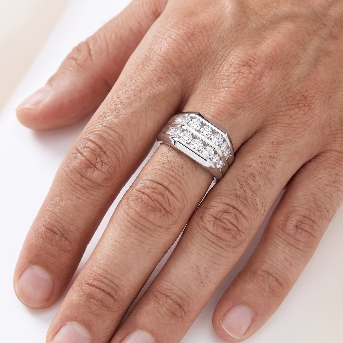_lifestyle_image@SKU:G93HG-LADR00200004W #metal_10k-white-gold+origin_lab-grown+quality_g-si