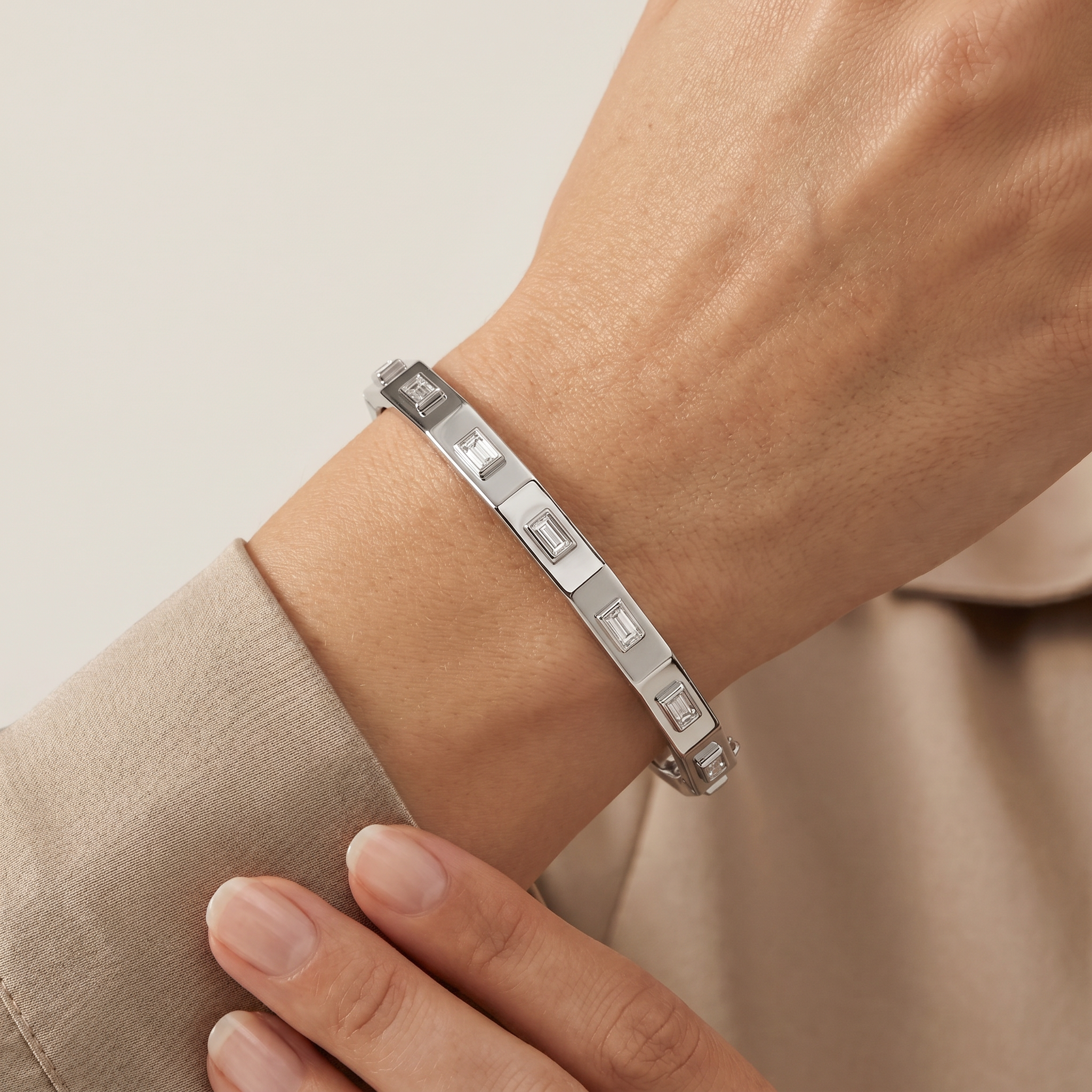 _lifestyle_image@SKU:B214G-LADB0075000DW #metal_silver+origin_lab-grown+quality_g-si