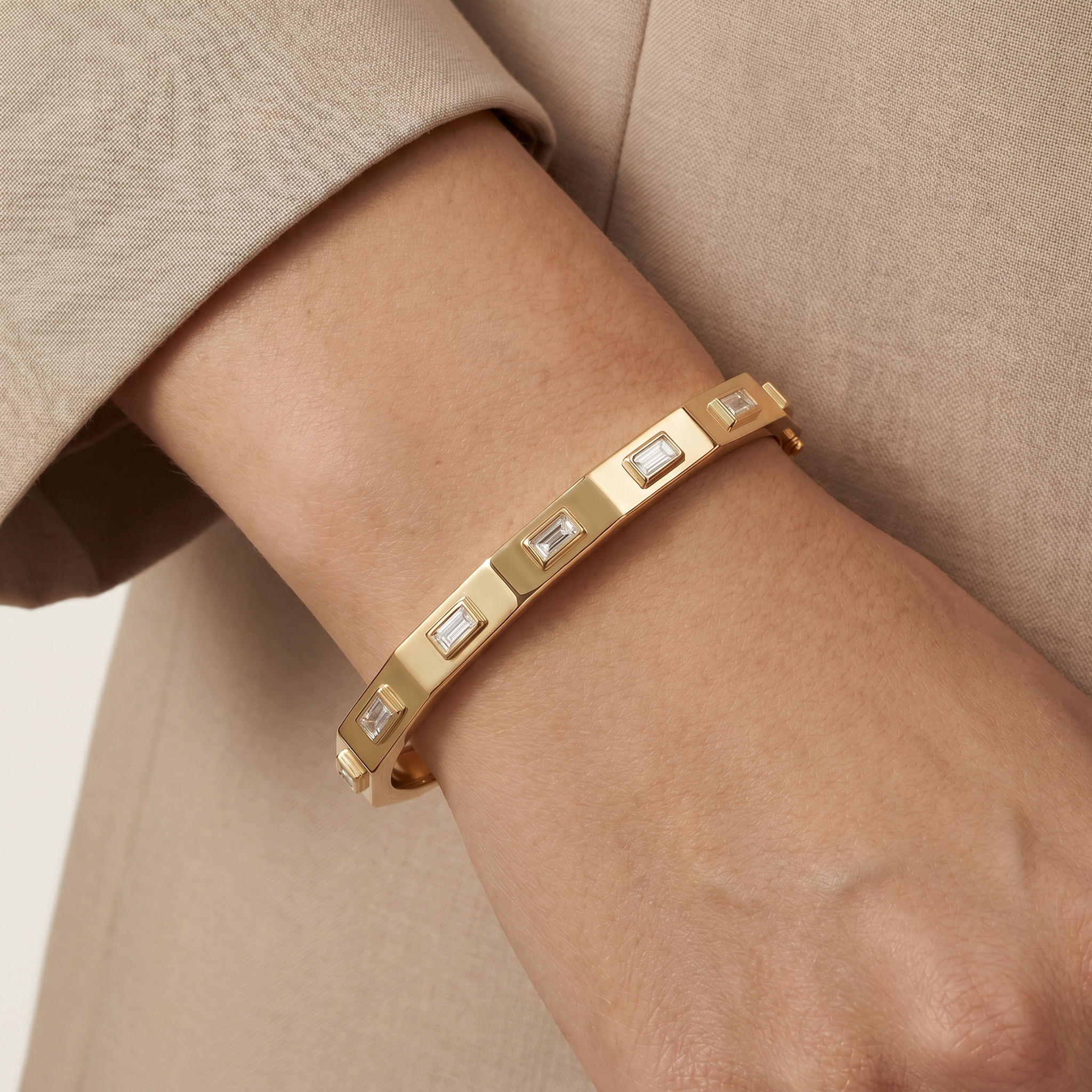 _lifestyle_image@SKU:B214G-LADB0075000DY #metal_14k-yellow-gold-vermeil+origin_lab-grown+quality_g-si