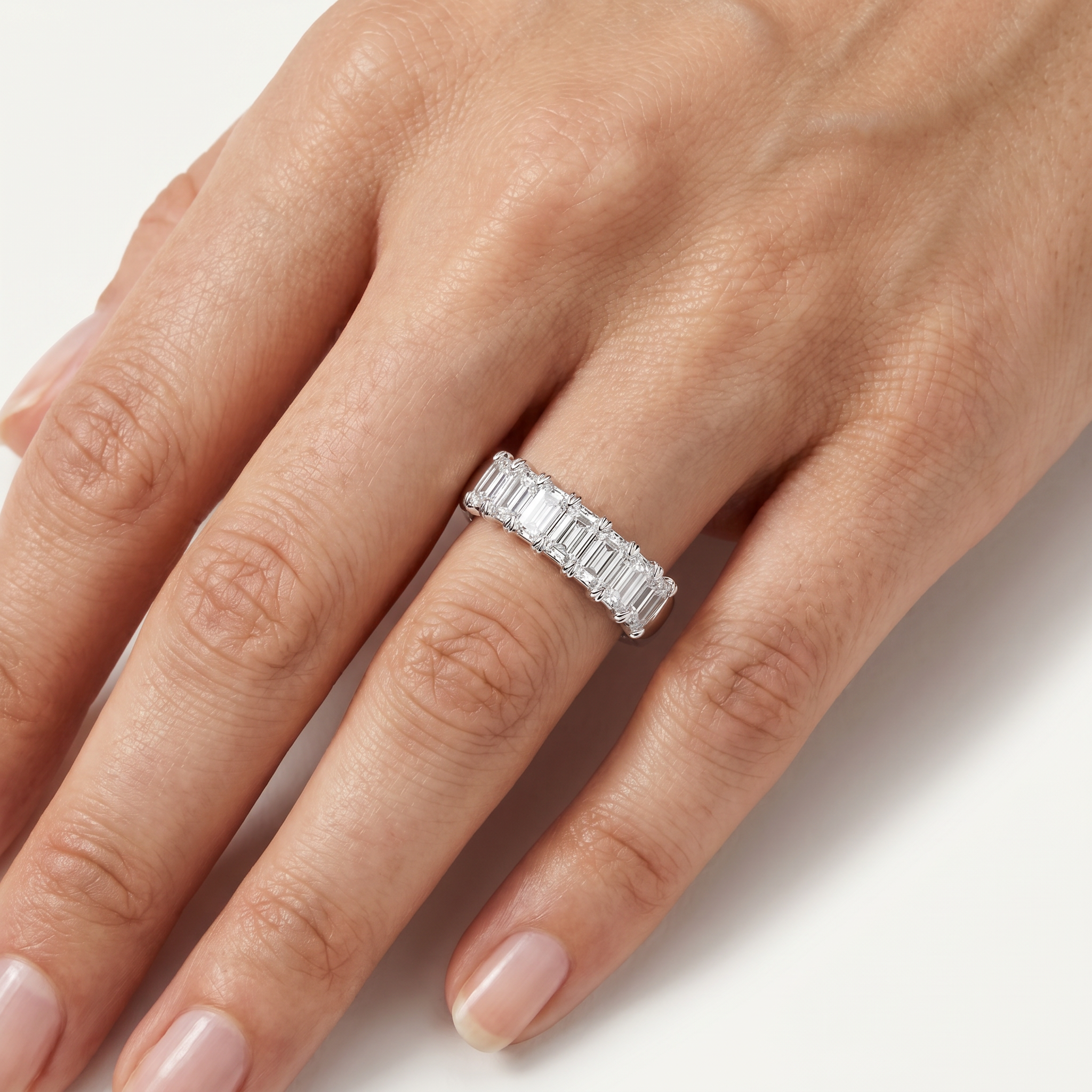 _lifestyle_image@SKU:A1173-LADE01000004W #metal_10k-white-gold+origin_lab-grown+quality_g-si