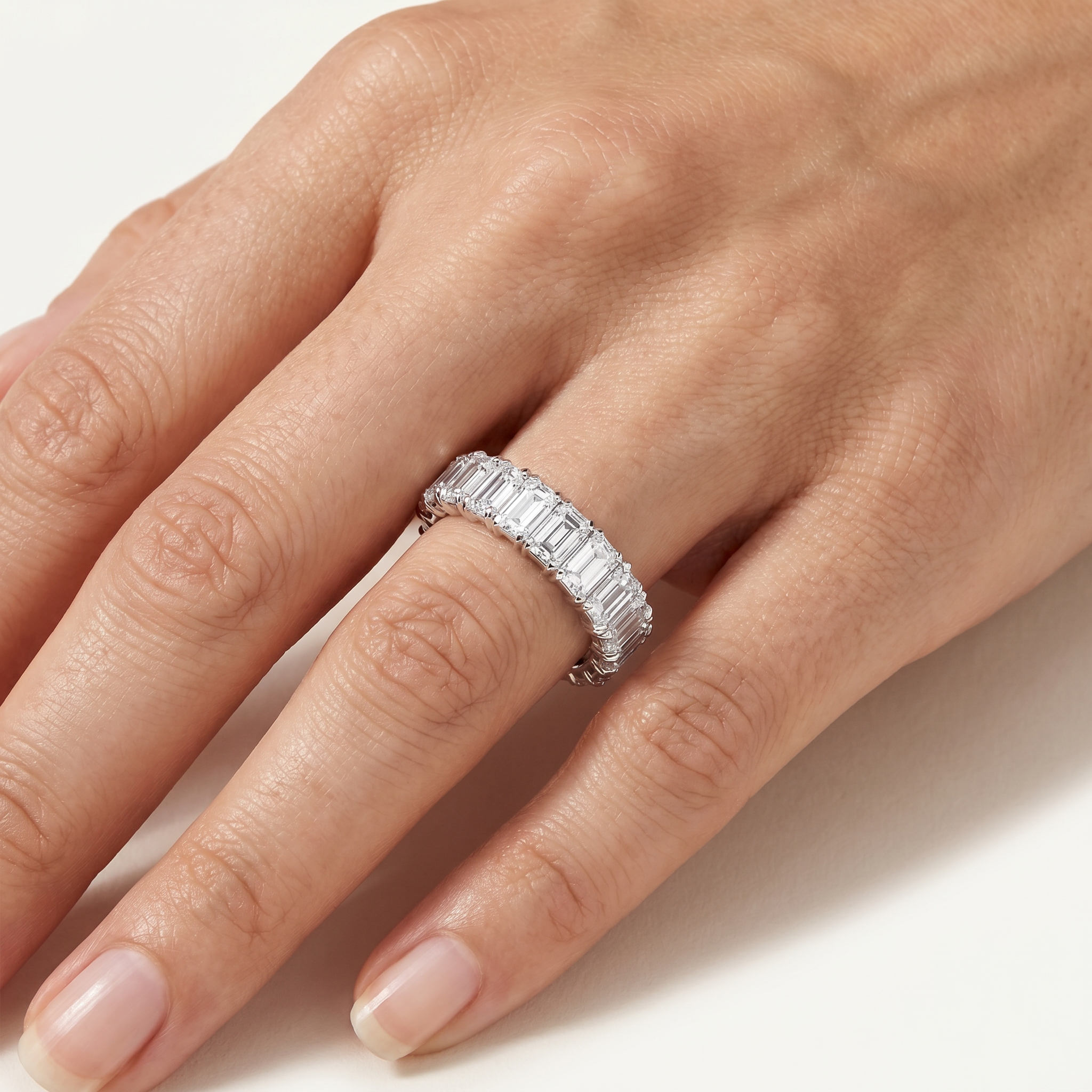 _lifestyle_image@SKU:T1731-LADE02000004W #metal_10k-white-gold+origin_lab-grown+quality_g-si