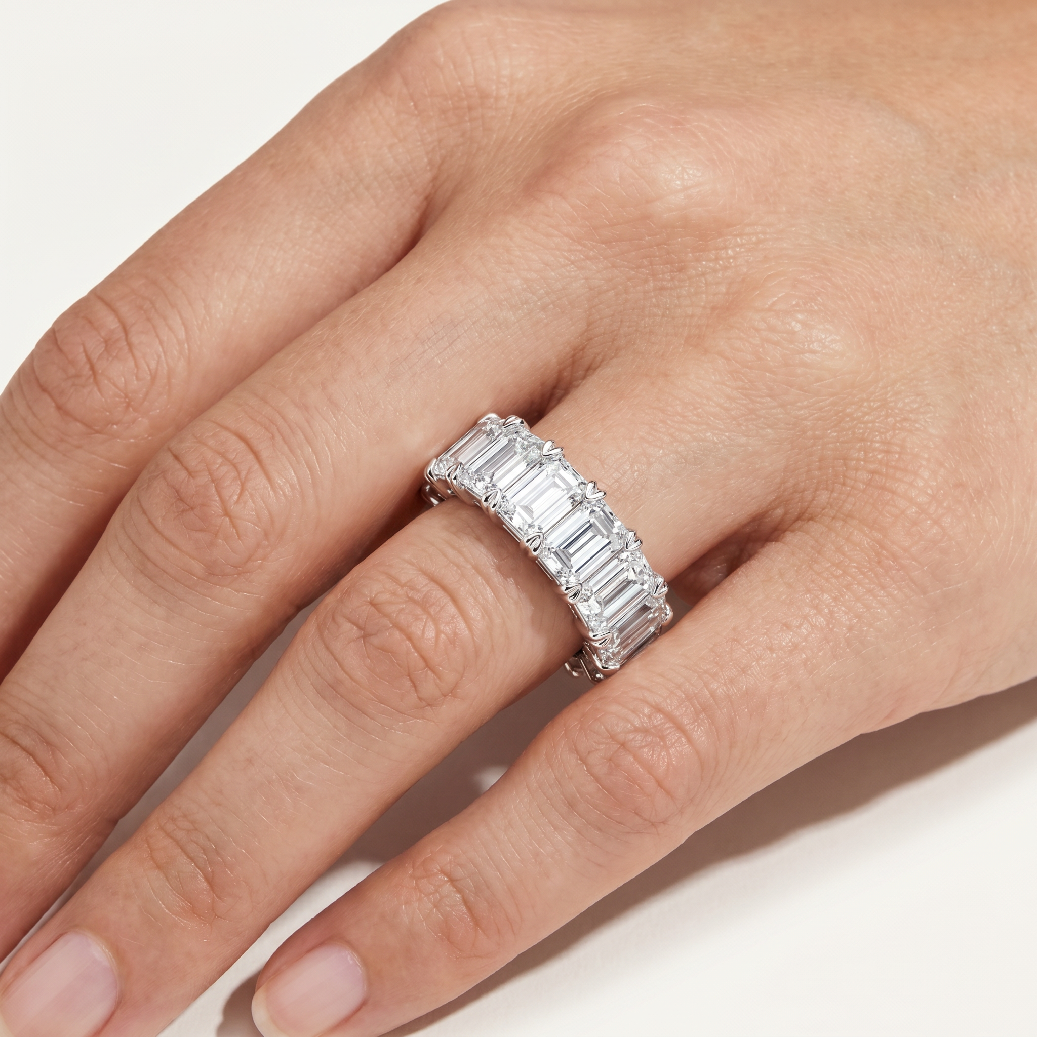 _lifestyle_image@SKU:A1173-LADE02000004W #metal_10k-white-gold+origin_lab-grown+quality_g-si