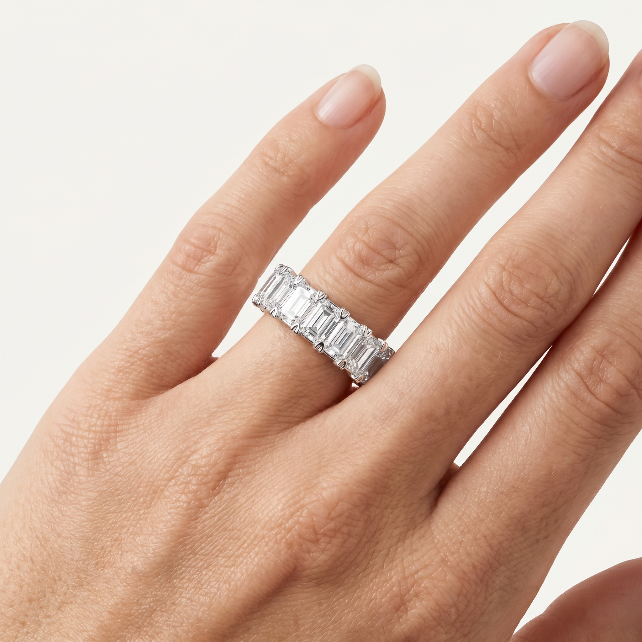 _lifestyle_image@SKU:A1173-LADE03000004W #metal_10k-white-gold+origin_lab-grown+quality_g-si