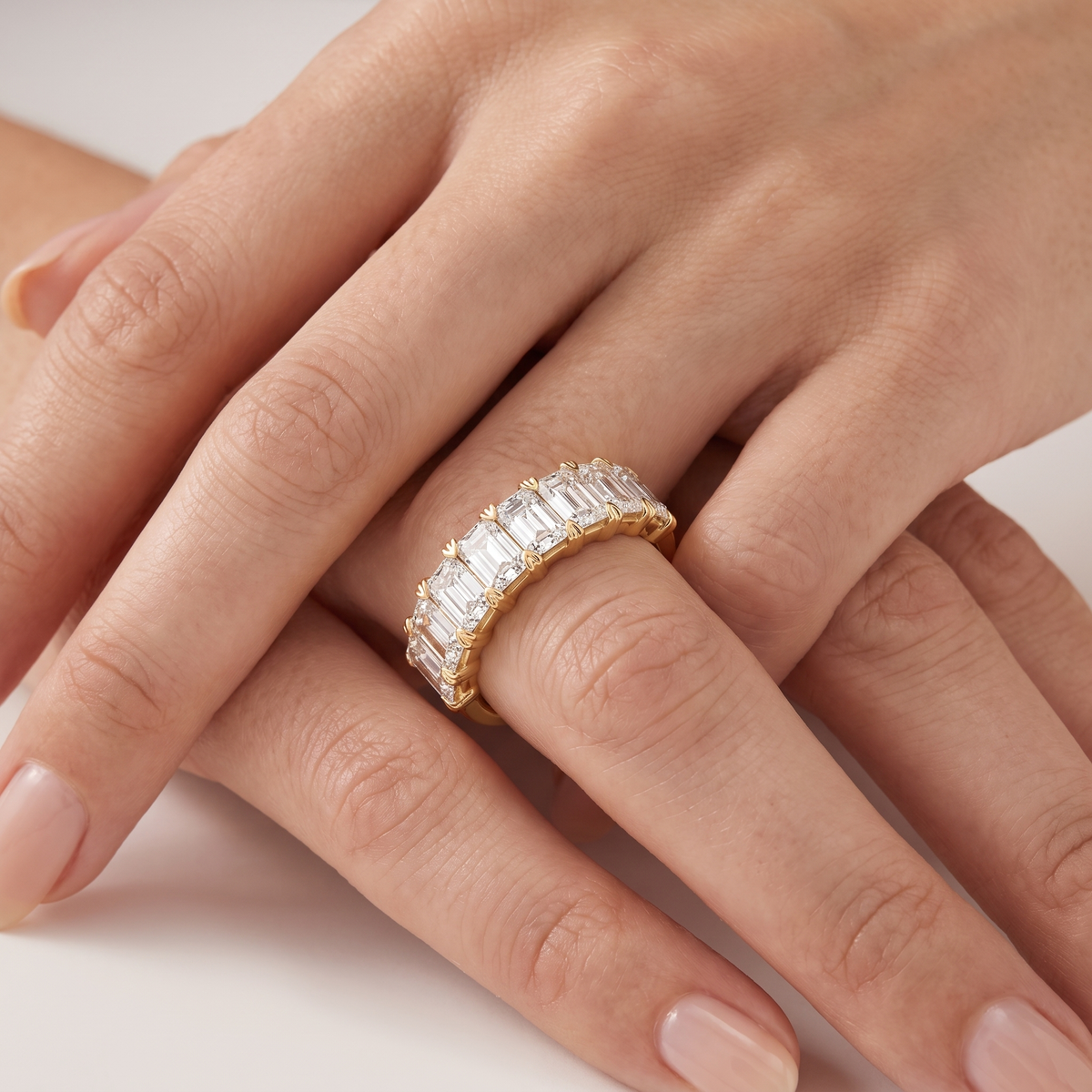 _lifestyle_image@SKU:A1173-LADE04000004Y #metal_10k-yellow-gold+origin_lab-grown+quality_g-si