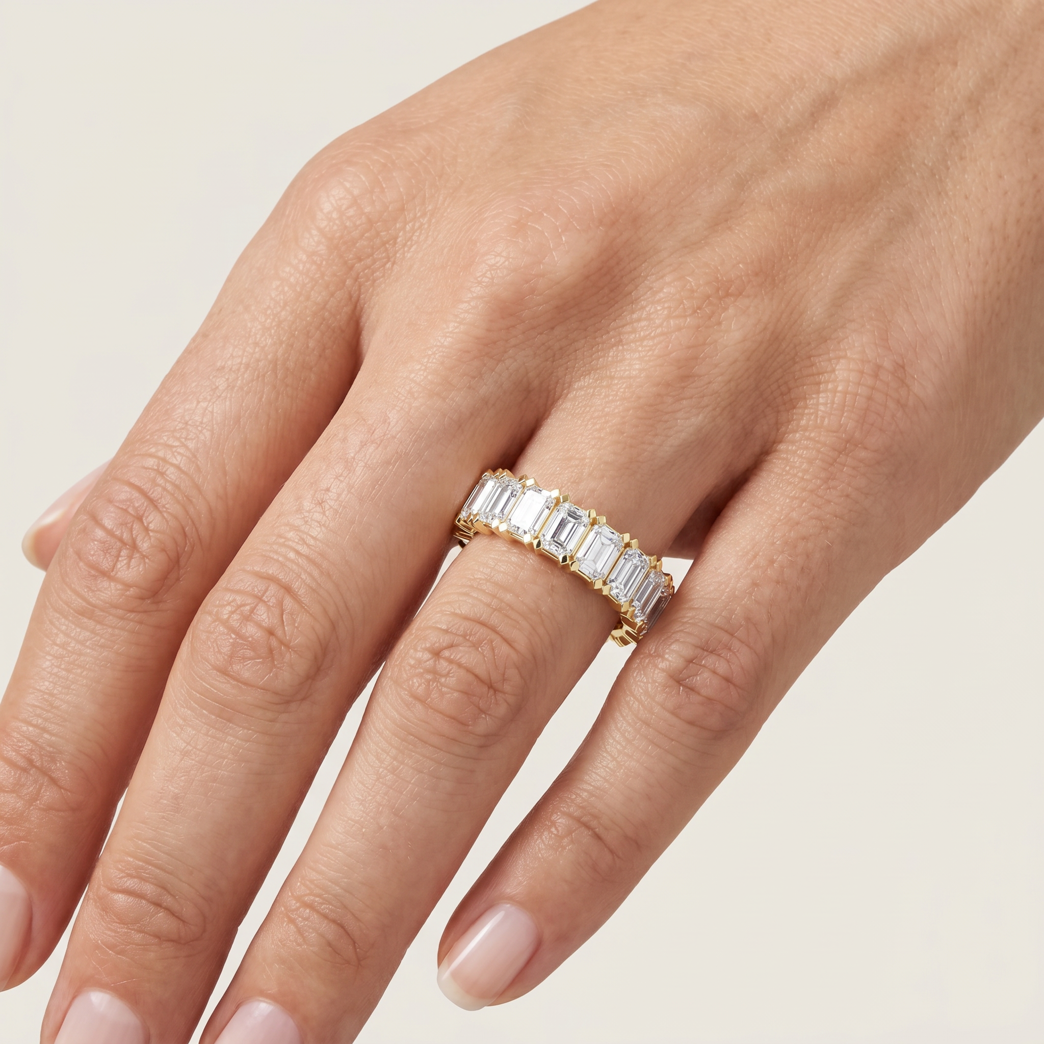 _lifestyle_image@SKU:T1731-LADE05070004Y #metal_10k-yellow-gold+origin_lab-grown+quality_g-si