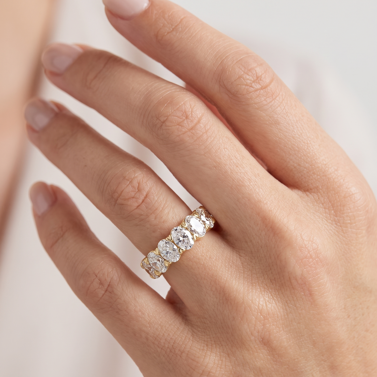 _lifestyle_image@SKU:A1173-LADO04000004Y #metal_10k-yellow-gold+origin_lab-grown+quality_g-si