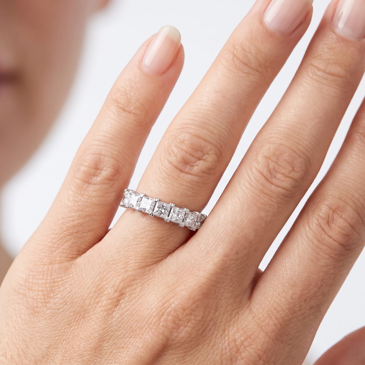 _lifestyle_image@SKU:A1173-LADP01000004W #metal_10k-white-gold+origin_lab-grown+quality_g-si