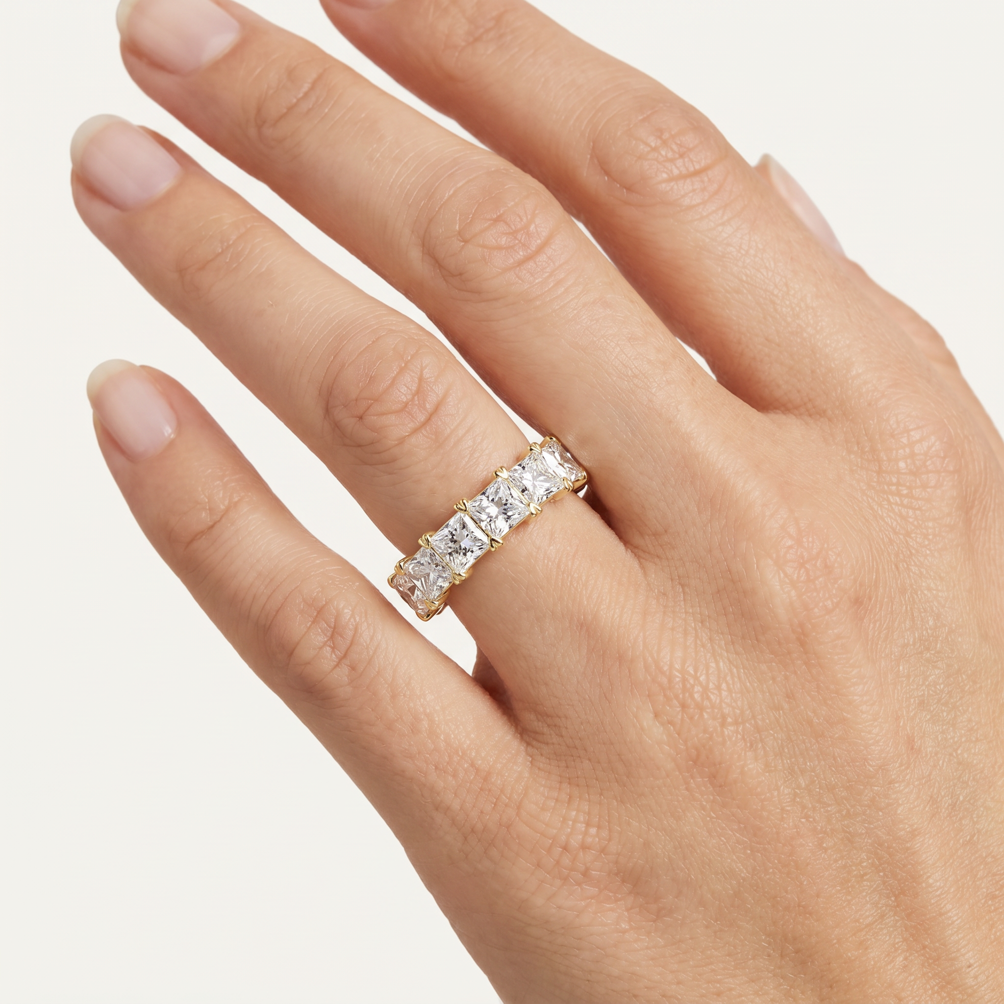 _lifestyle_image@SKU:A1173-LADP02000004Y #metal_10k-yellow-gold+origin_lab-grown+quality_g-si