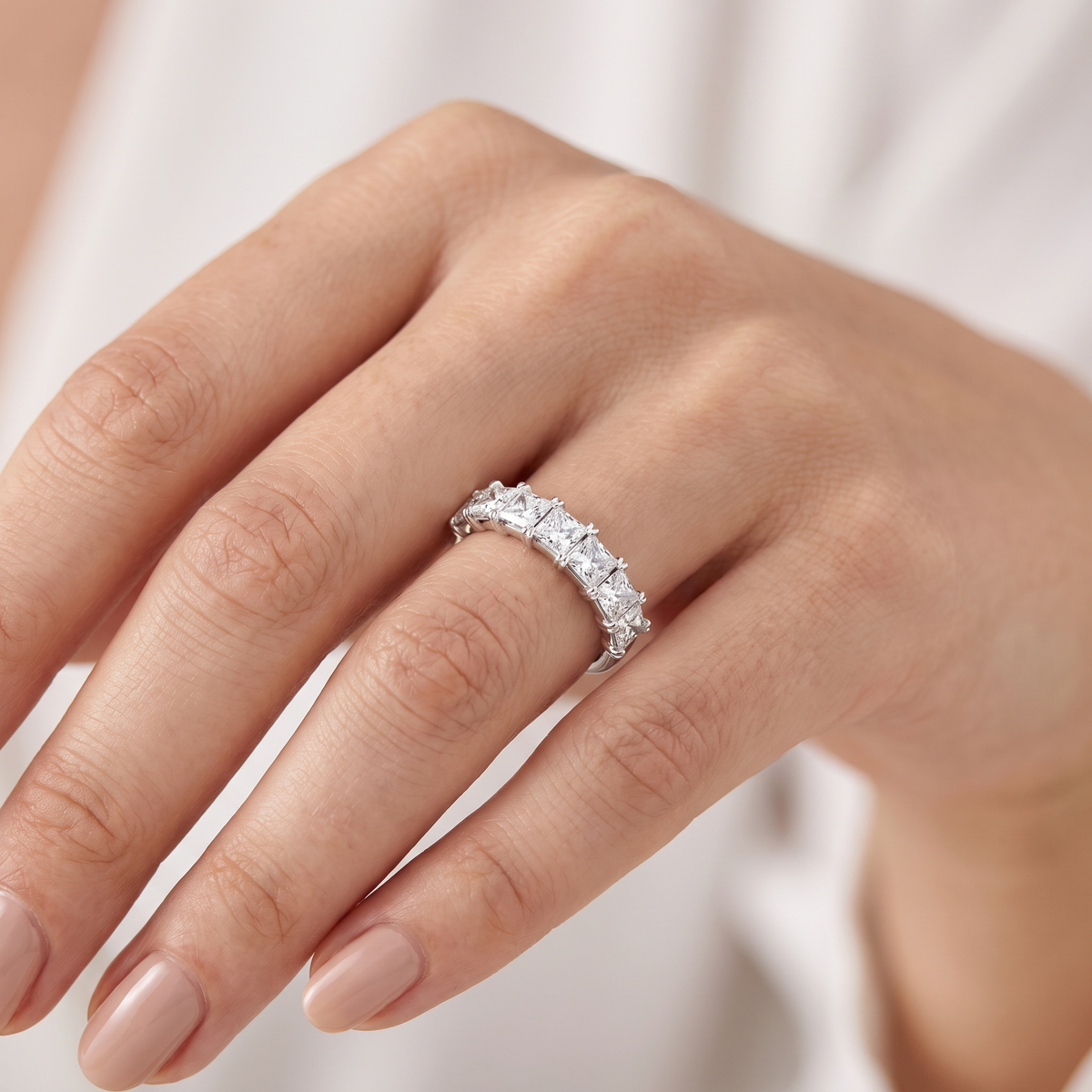 _lifestyle_image@SKU:A1173-LADP03000004W #metal_10k-white-gold+origin_lab-grown+quality_g-si