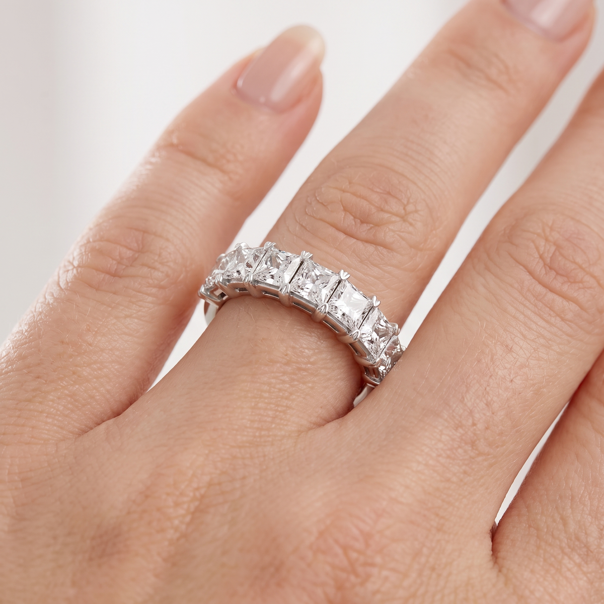_lifestyle_image@SKU:A1173-LADP04000004W #metal_10k-white-gold+origin_lab-grown+quality_g-si