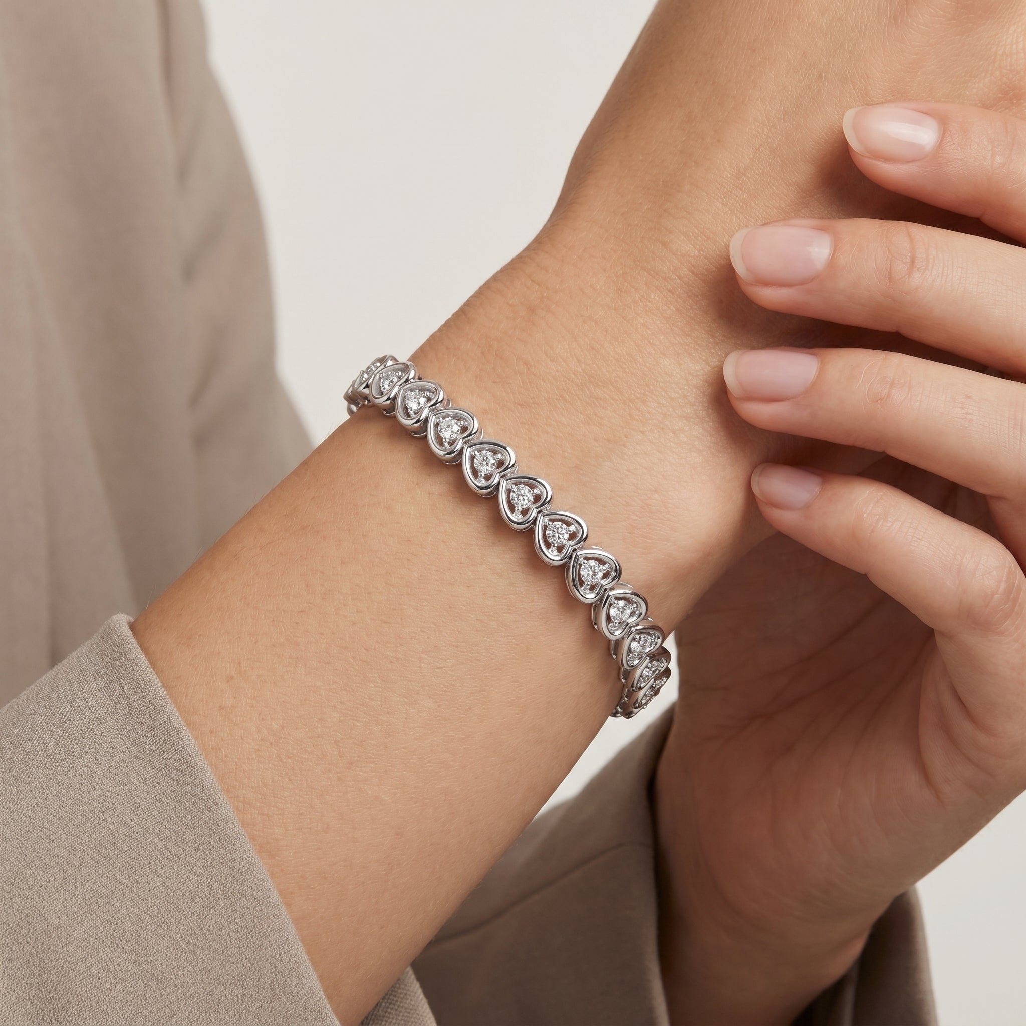 _lifestyle_image@SKU:T1125-LADR01990004P #metal_10k-rose-gold+origin_lab-grown+quality_g-si