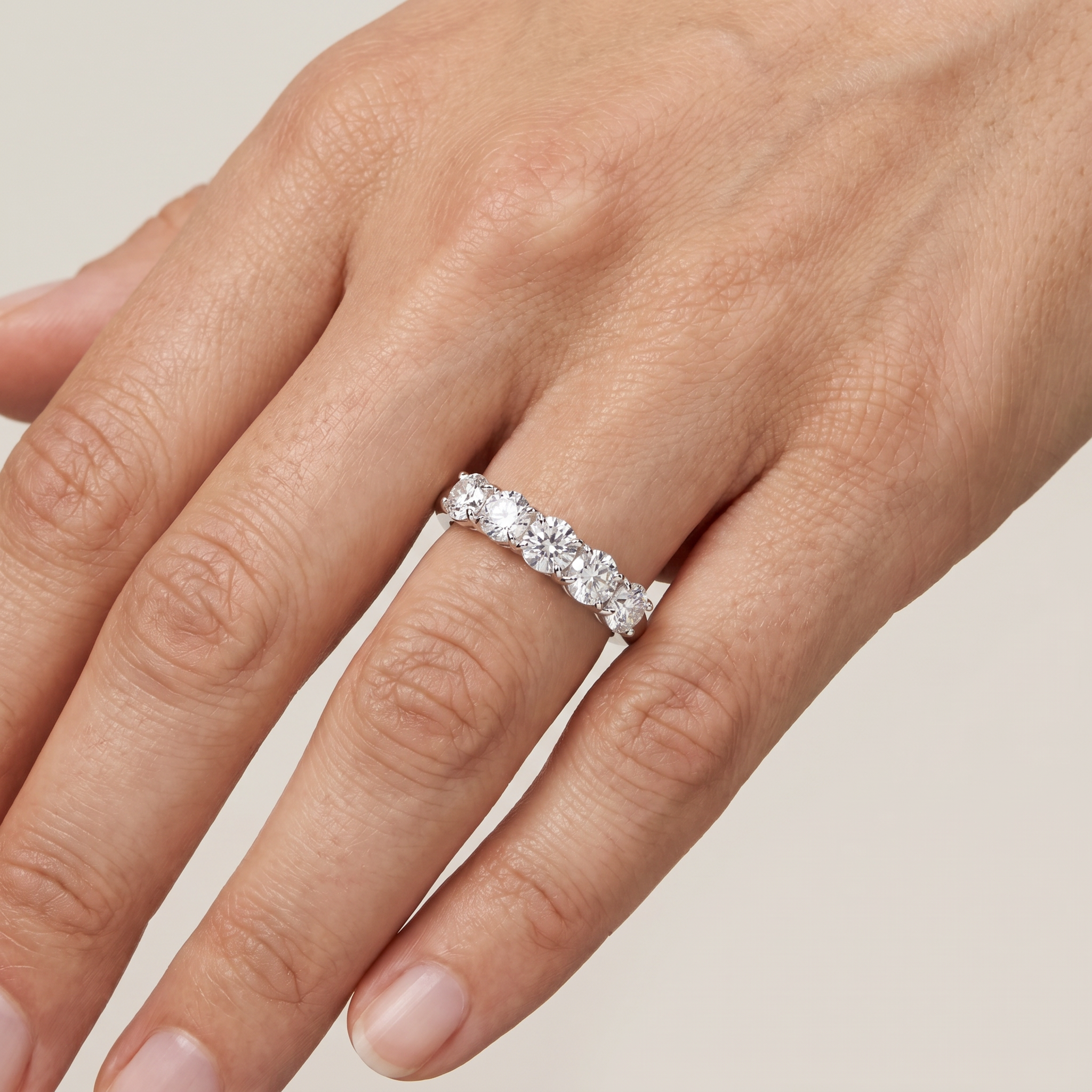 _roll_image@SKU:A7730-LADR01000004W #metal_14k-white-gold+origin_lab-grown+quality_g-si