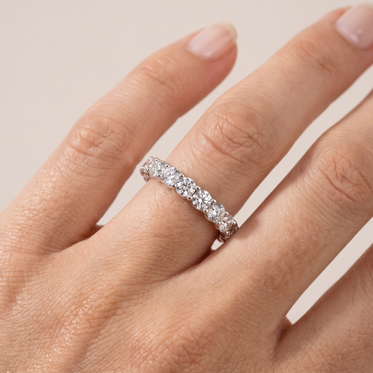 _lifestyle_image@SKU:T2986-LADR01980004W #metal_10k-white-gold+origin_lab-grown+quality_g-si