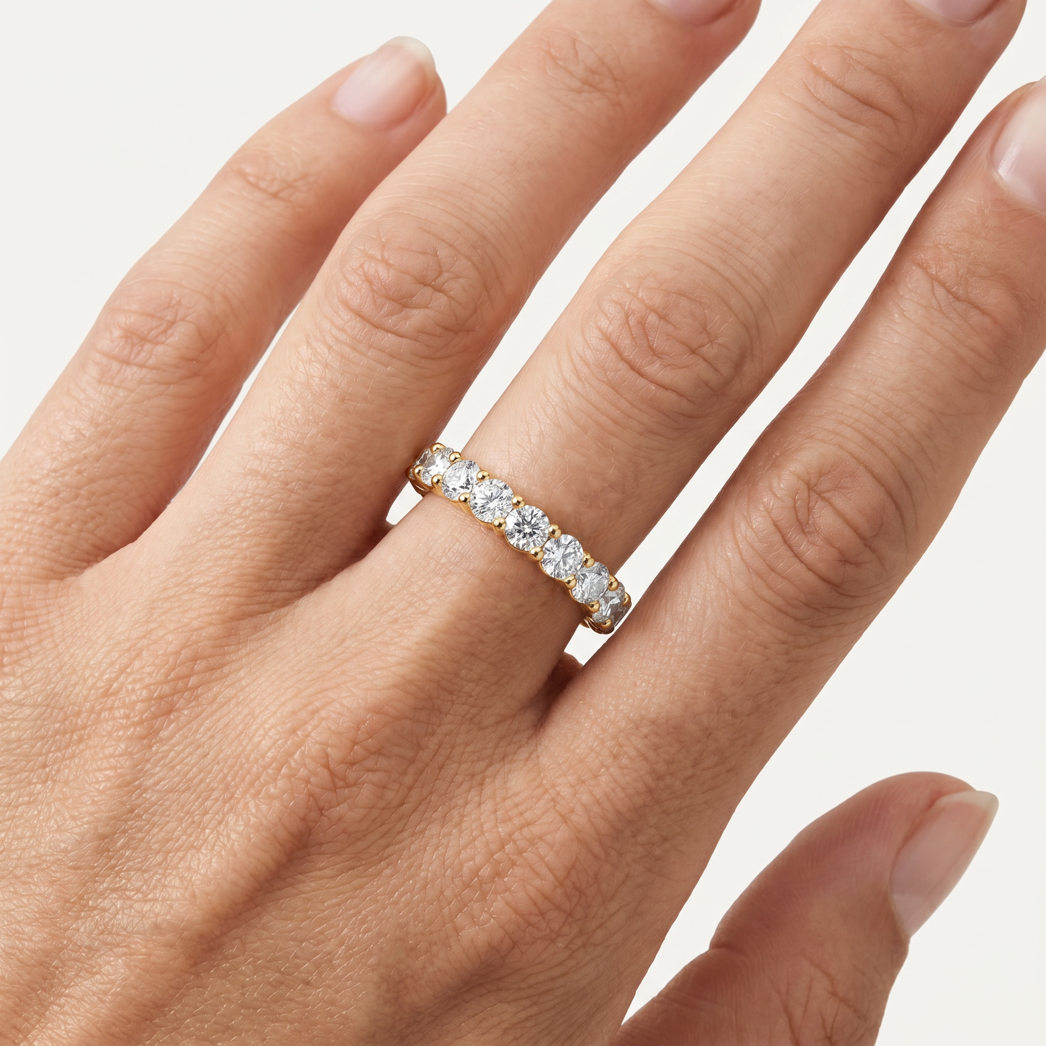 _lifestyle_image@SKU:T2986-LADR01980004Y #metal_10k-yellow-gold+origin_lab-grown+quality_g-si