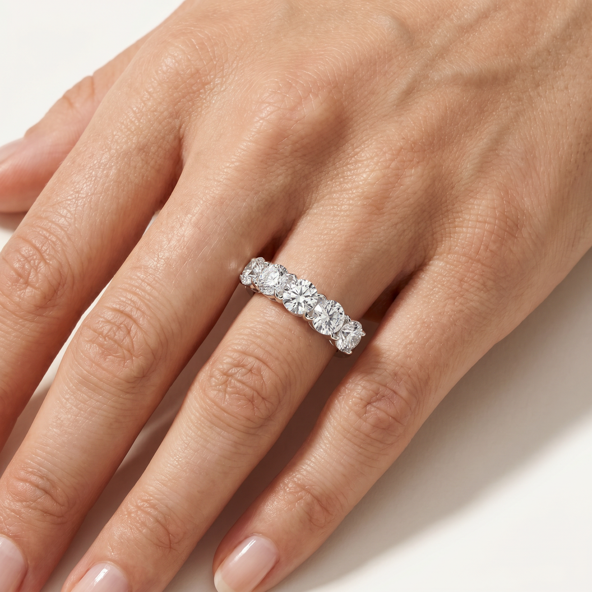 _lifestyle_image@SKU:A7730-LADR02000004W #metal_14k-white-gold+origin_lab-grown+quality_g-si