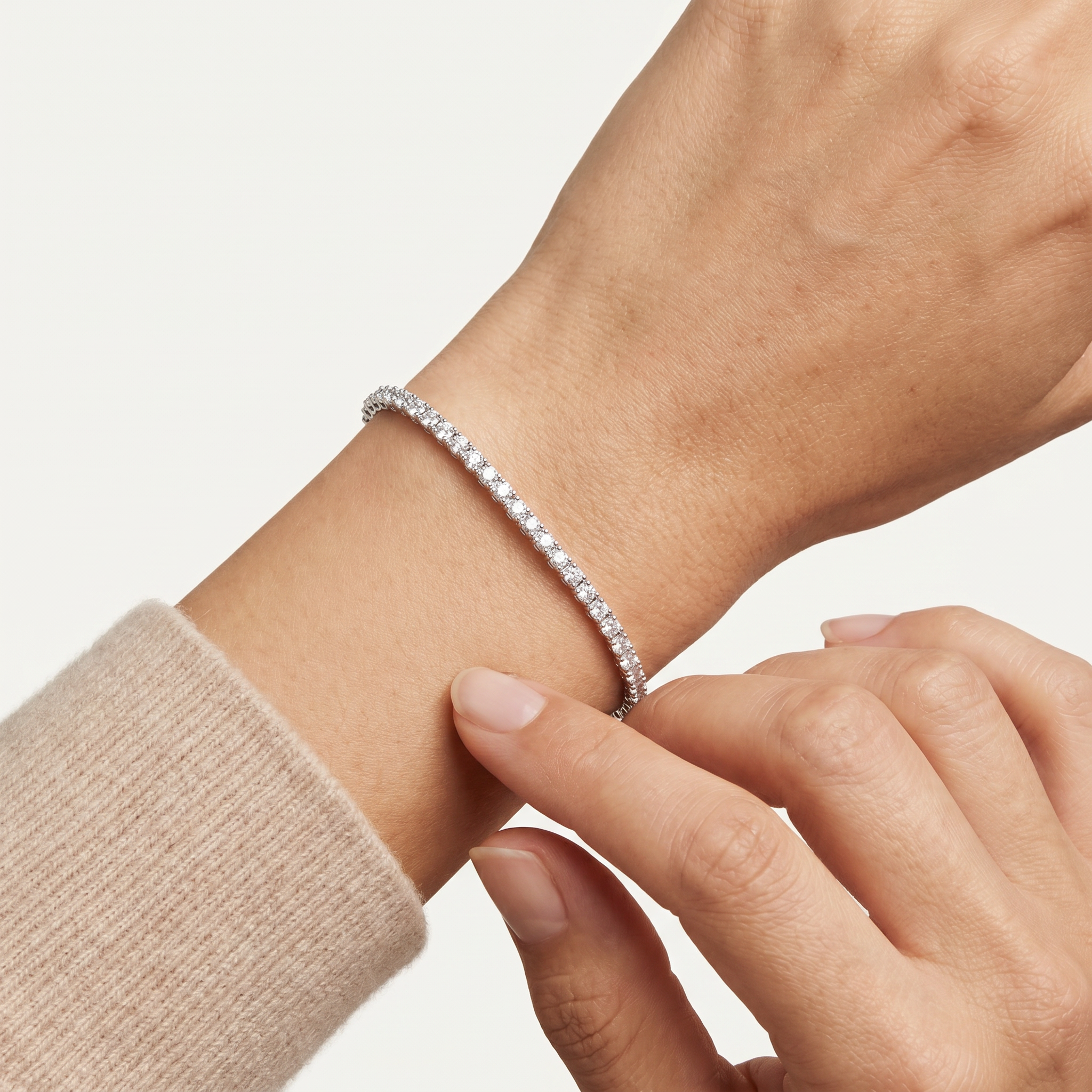 _lifestyle_image@SKU:B740K-LADR0200000DW #metal_silver+origin_lab-grown+quality_g-si