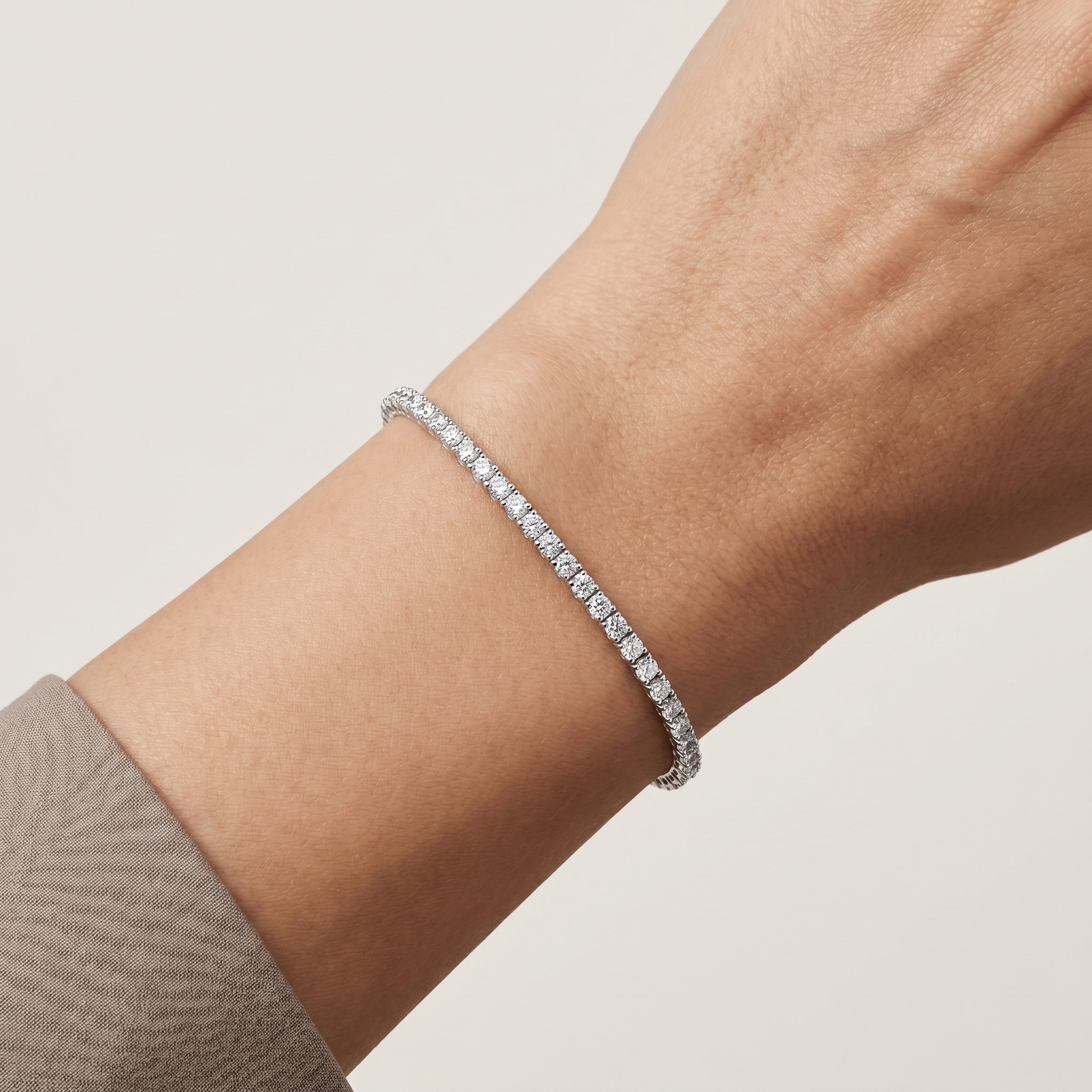 _lifestyle_image@SKU:B740K-LADR0300000DW #metal_silver+origin_lab-grown+quality_g-si