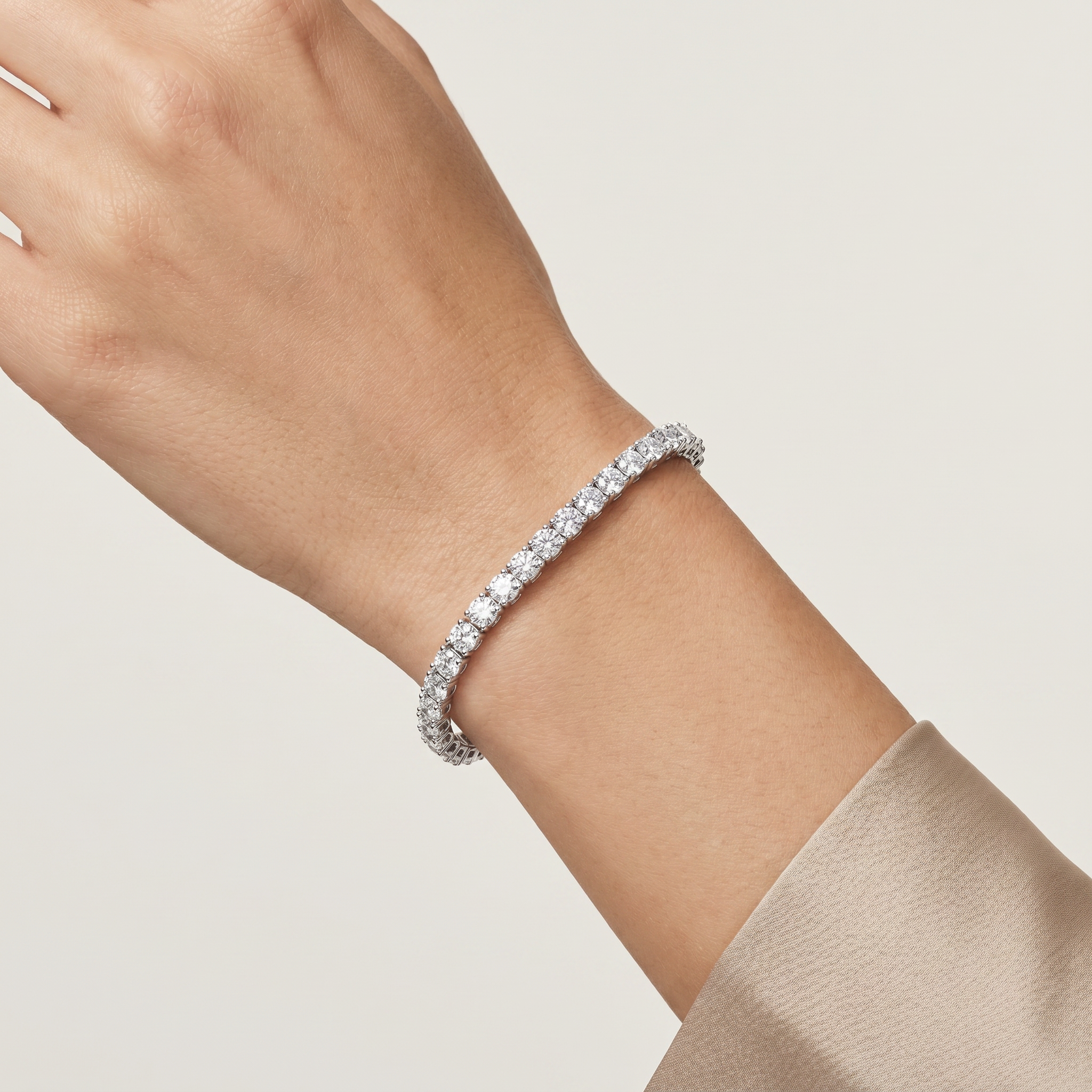 _lifestyle_image@SKU:B740K-LADR05000004W #metal_10k-white-gold+origin_lab-grown+quality_g-si