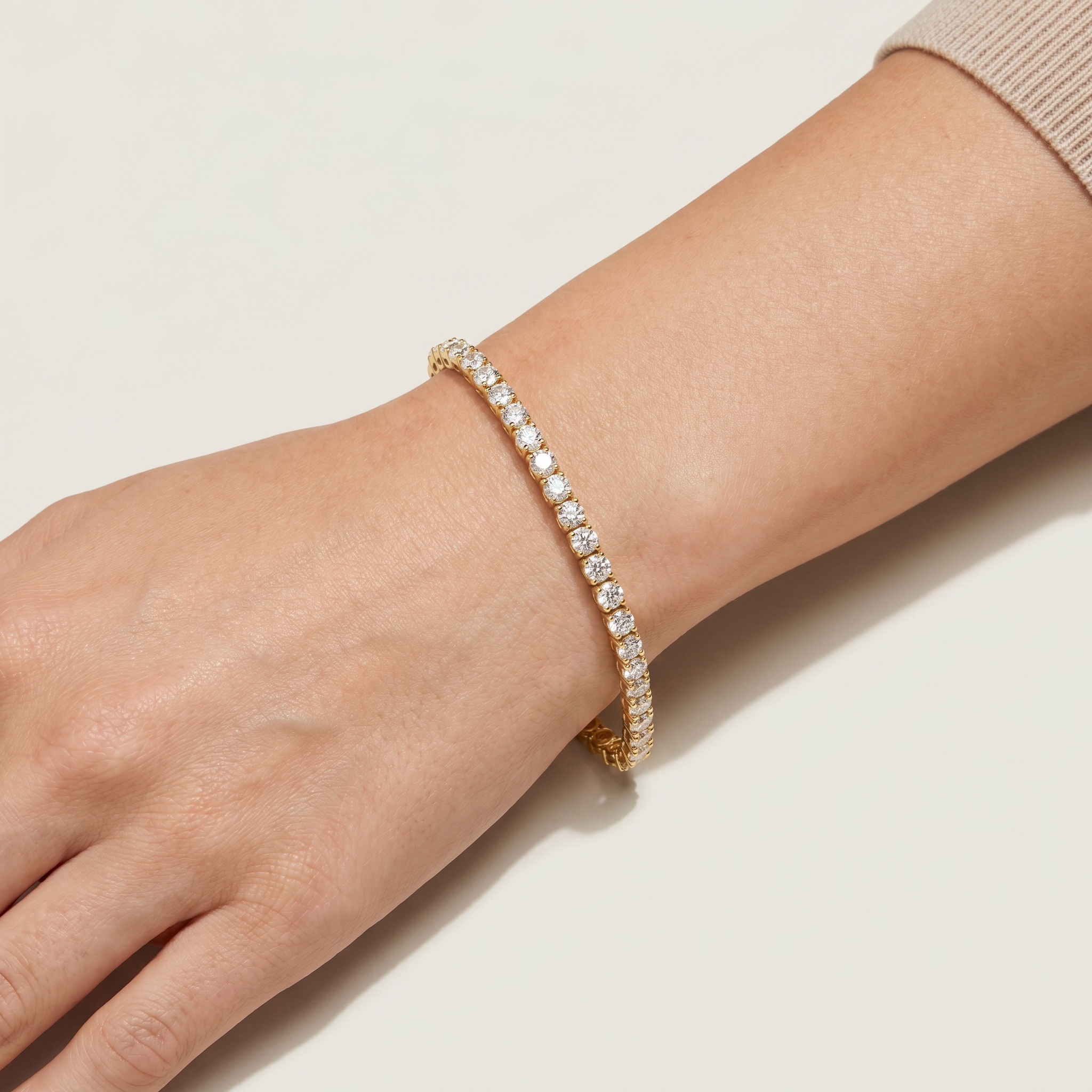 _lifestyle_image@SKU:B740K-LADR05000004Y #metal_10k-yellow-gold+origin_lab-grown+quality_g-si