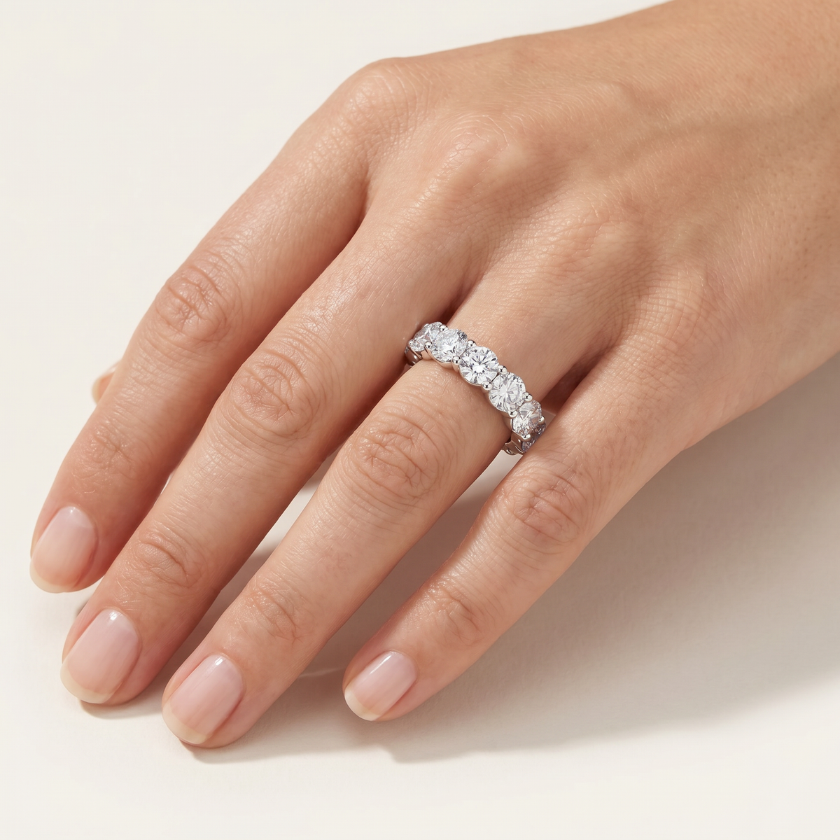 _lifestyle_image@SKU:T2986-LADR05180004W #metal_10k-white-gold+origin_lab-grown+quality_g-si