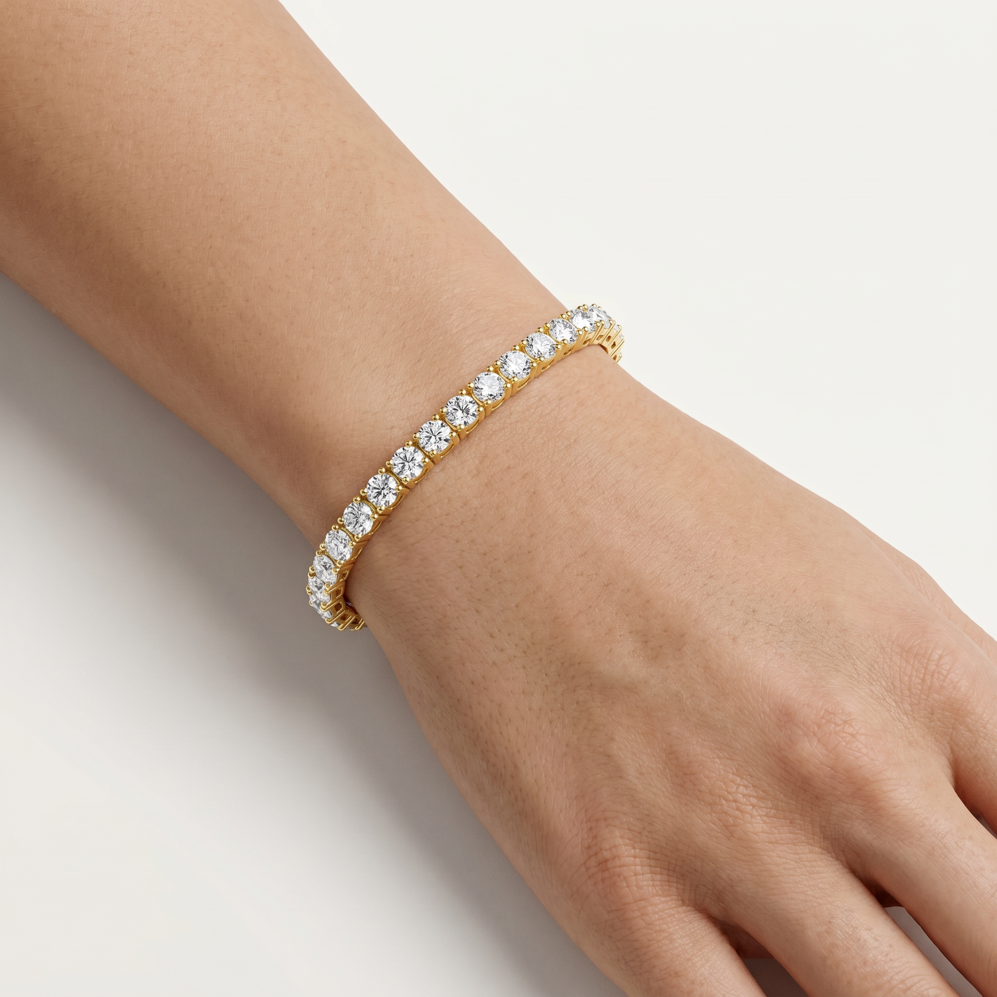 _lifestyle_image@SKU:B740K-LADR10000004Y #metal_10k-yellow-gold+origin_lab-grown+quality_g-si