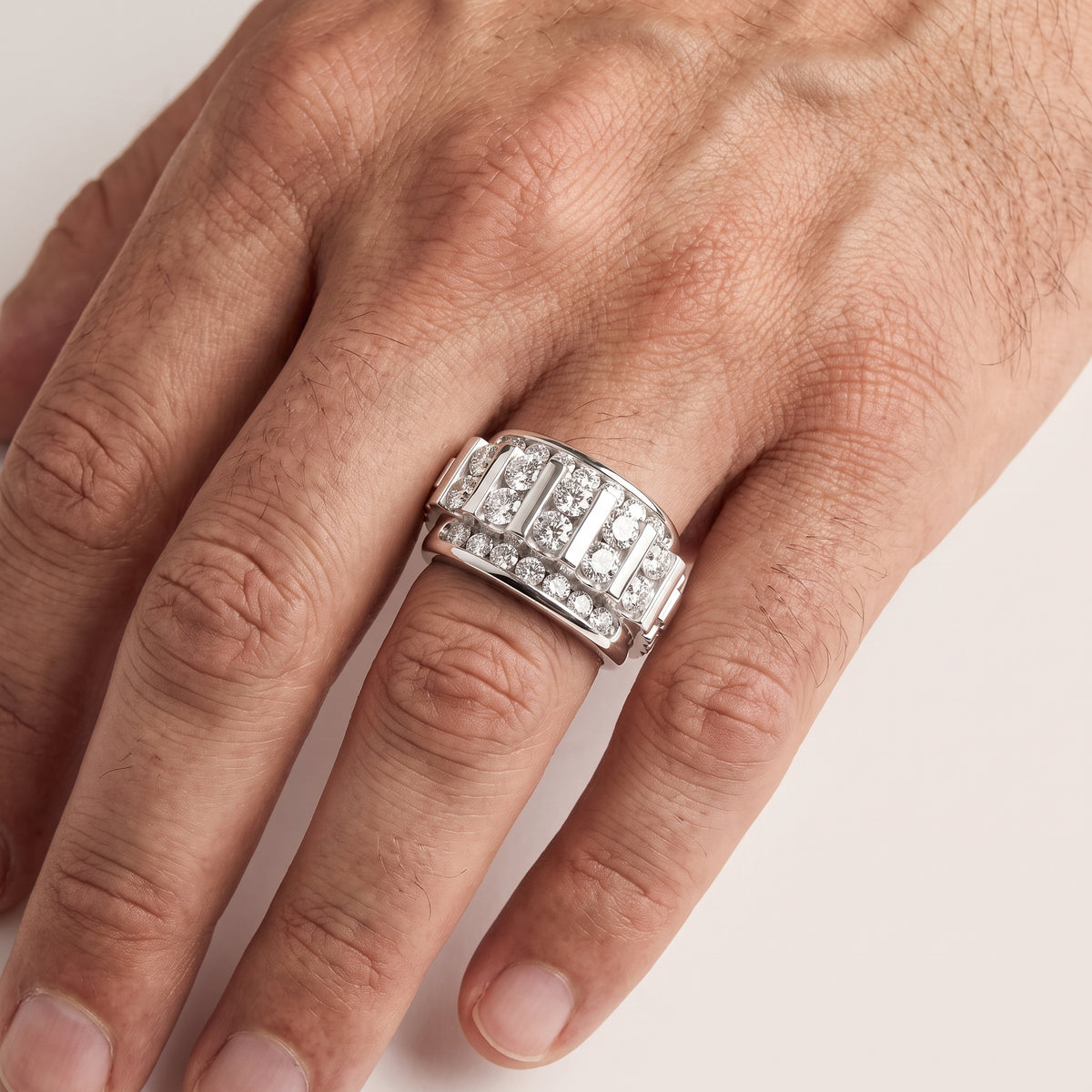 _lifestyle_image@SKU:M7181-LADR0300000DW #metal_silver+origin_lab-grown+quality_g-si