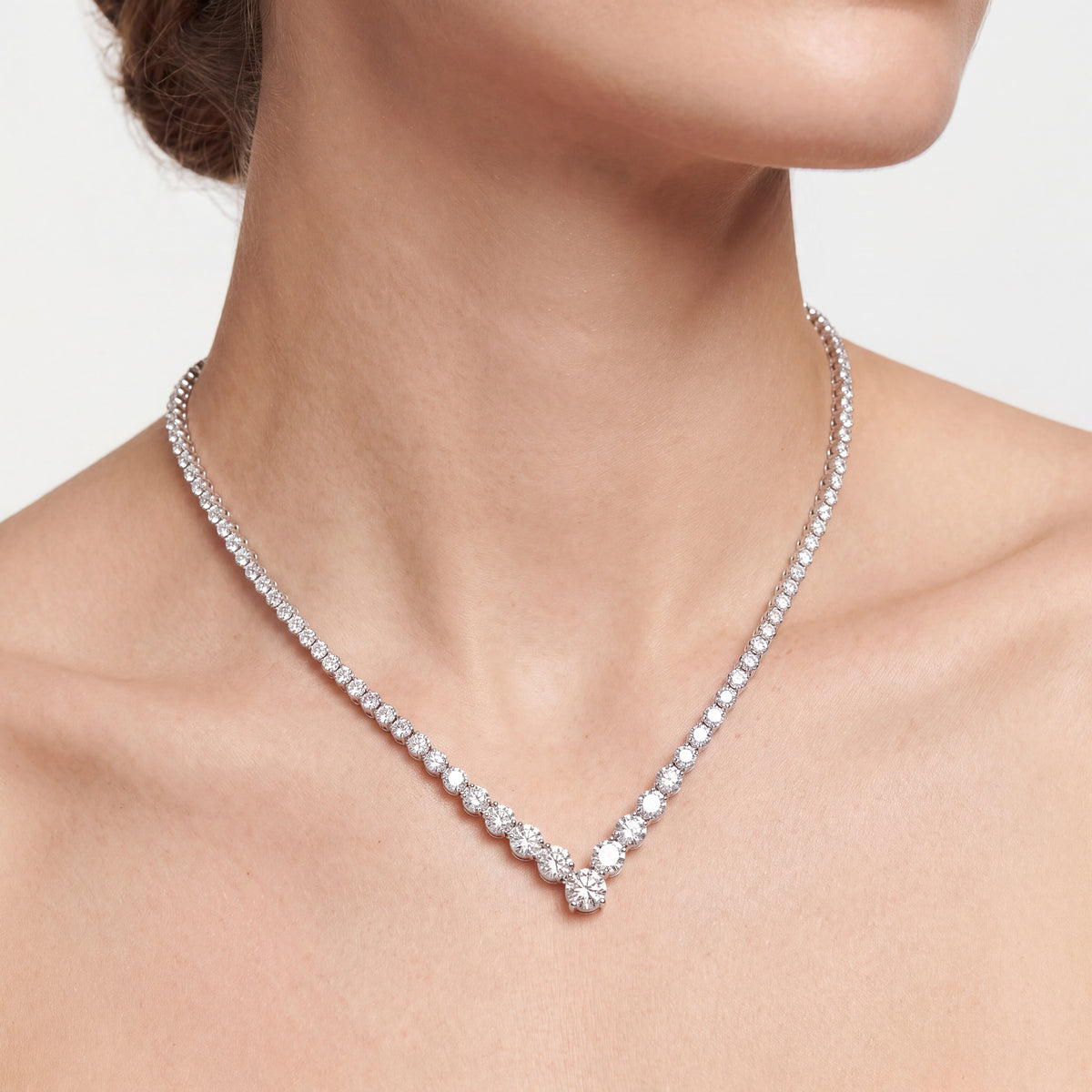 _lifestyle_image@SKU:N1196-LADR10820004W #metal_10k-white-gold+origin_lab-grown+quality_g-si