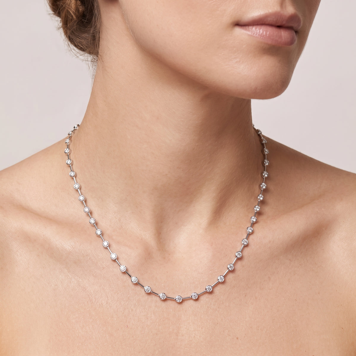 _lifestyle_image@SKU:N2517-LADR05010004W #metal_10k-white-gold+origin_lab-grown+quality_g-si