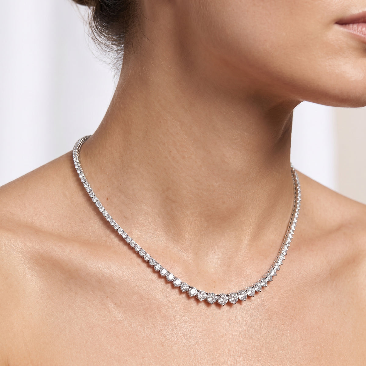 _lifestyle_image@SKU:N2582-LADR07320004W #metal_10k-white-gold+origin_lab-grown+quality_g-si