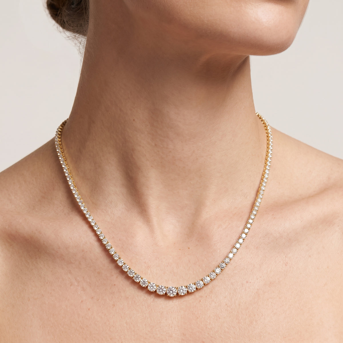 _lifestyle_image@SKU:N2582-LADR07320004Y #metal_10k-yellow-gold+origin_lab-grown+quality_g-si