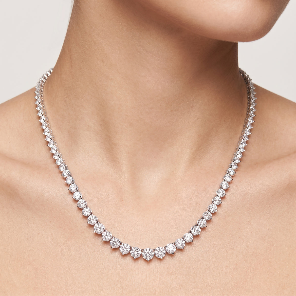 _lifestyle_image@SKU:N2582-LADR10760004W #metal_10k-white-gold+origin_lab-grown+quality_g-si