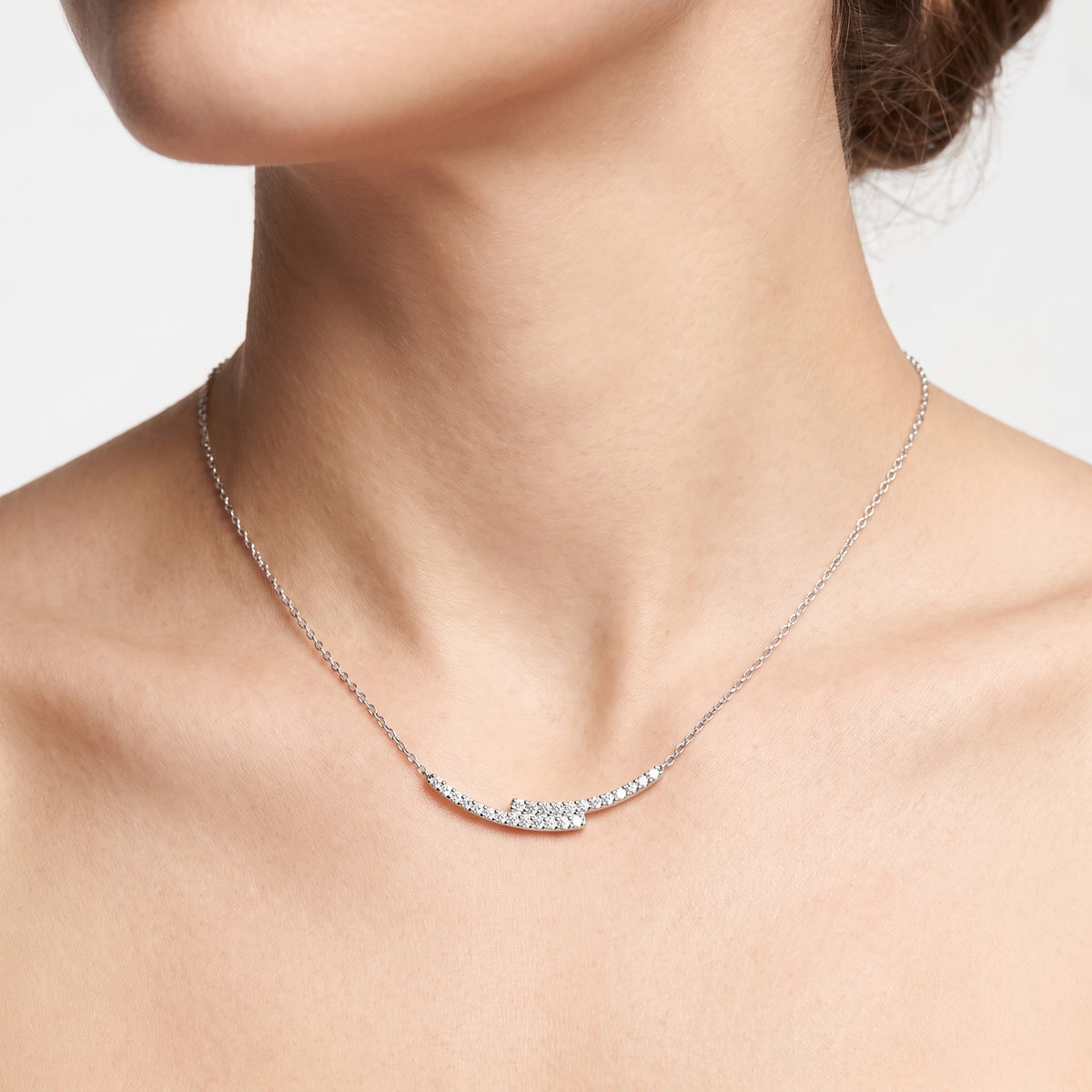 _lifestyle_image@SKU:N5960-LADR00330004W #metal_10k-white-gold+origin_lab-grown+quality_g-si