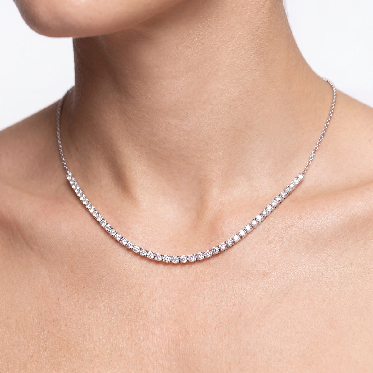 _lifestyle_image@SKU:N7727-LADR0300000DW #metal_silver+origin_lab-grown+quality_g-si