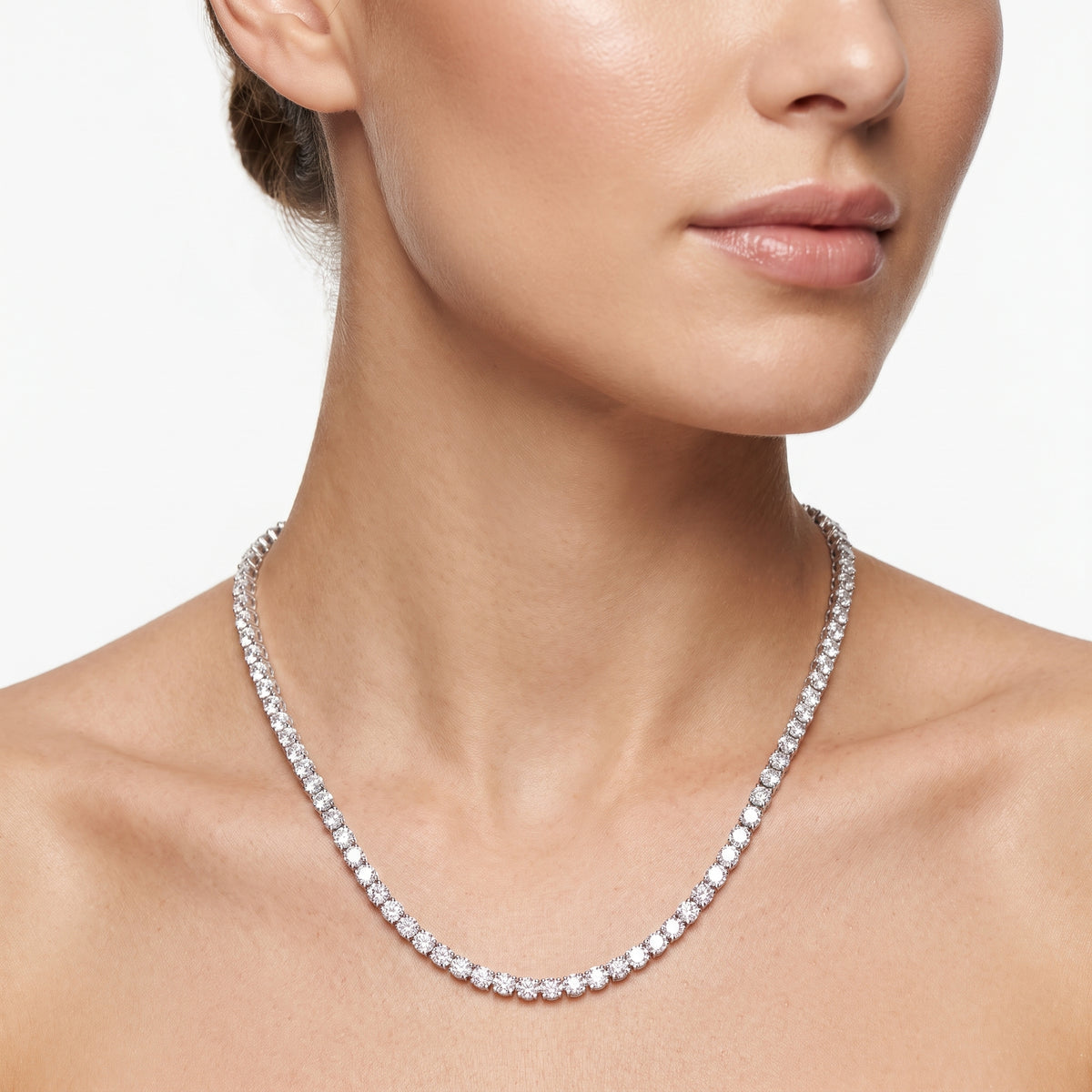 _lifestyle_image@SKU:N7728-LADR2000000DW-18 #metal_silver+origin_lab-grown+necklace-length-inches_16-inch-2-inch-extender