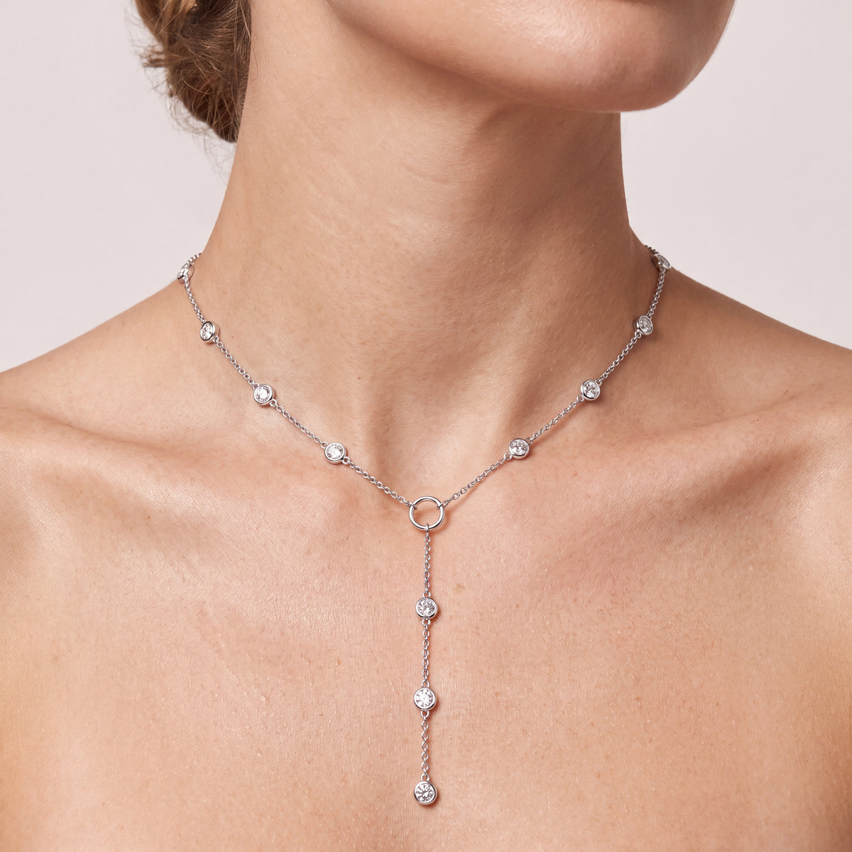 _lifestyle_image@SKU:N9498-LADR02000004W #metal_10k-white-gold+origin_lab-grown+quality_g-si