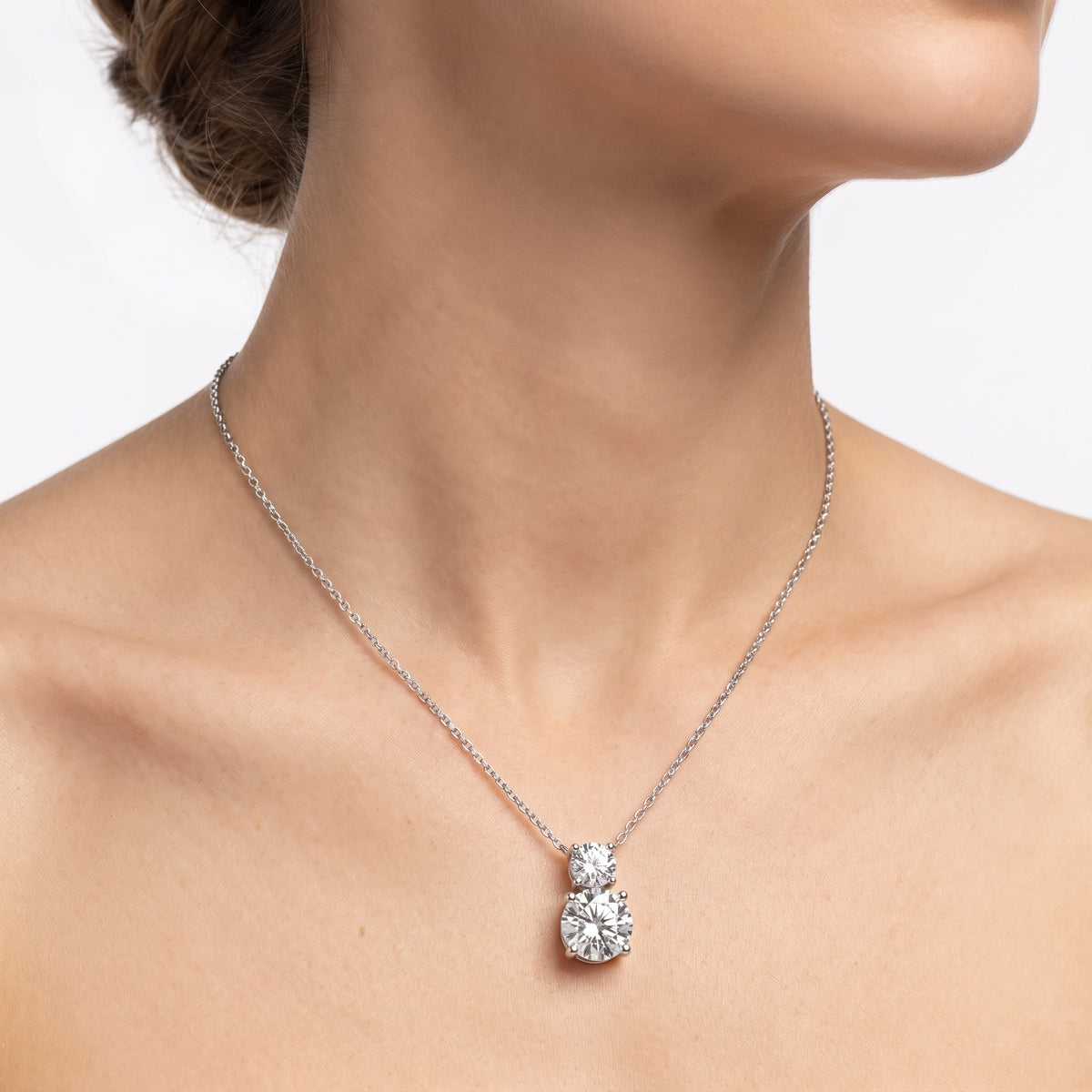 _lifestyle_image@SKU:N9928-LADR02000004W #metal_10k-white-gold+origin_lab-grown+quality_g-si