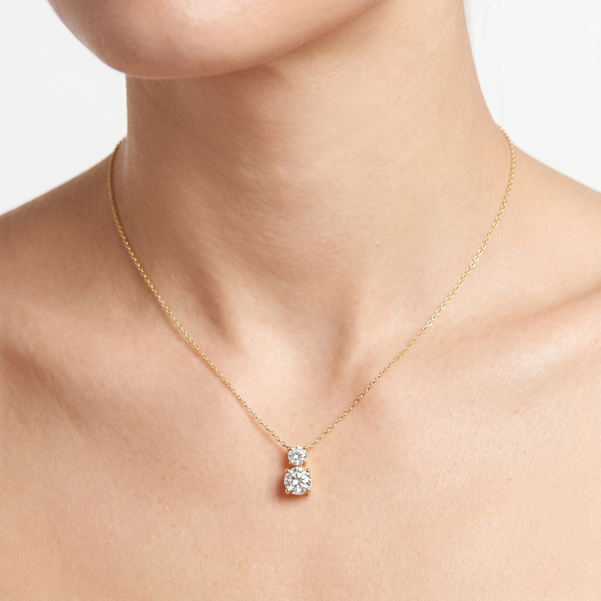 _lifestyle_image@SKU:N9928-LADR02000004Y #metal_10k-yellow-gold+origin_lab-grown+quality_g-si