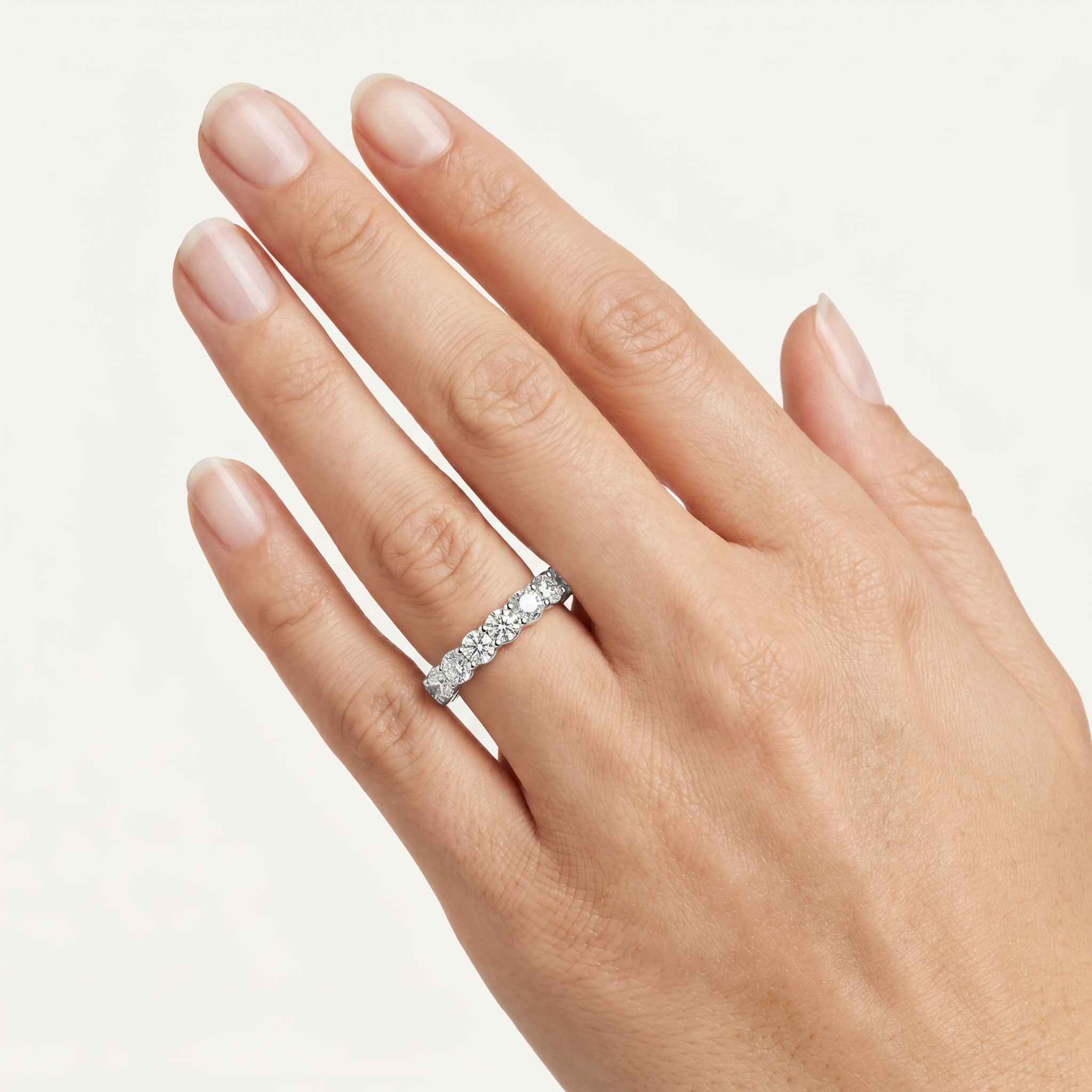 _lifestyle_image@SKU:T2986-NADR01980004W #metal_14k-white-gold+origin_lab-grown+quality_ef-vs2+